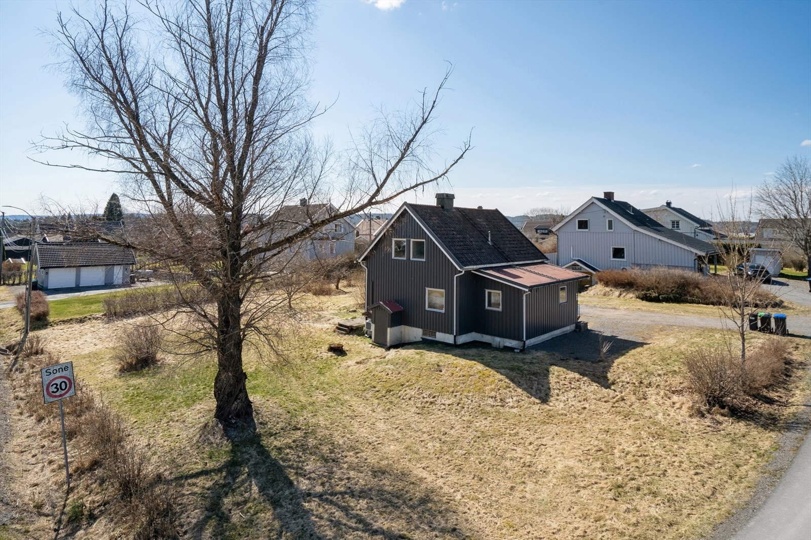 Huset ligger på en romslig hjørnetomt. Galleribilde