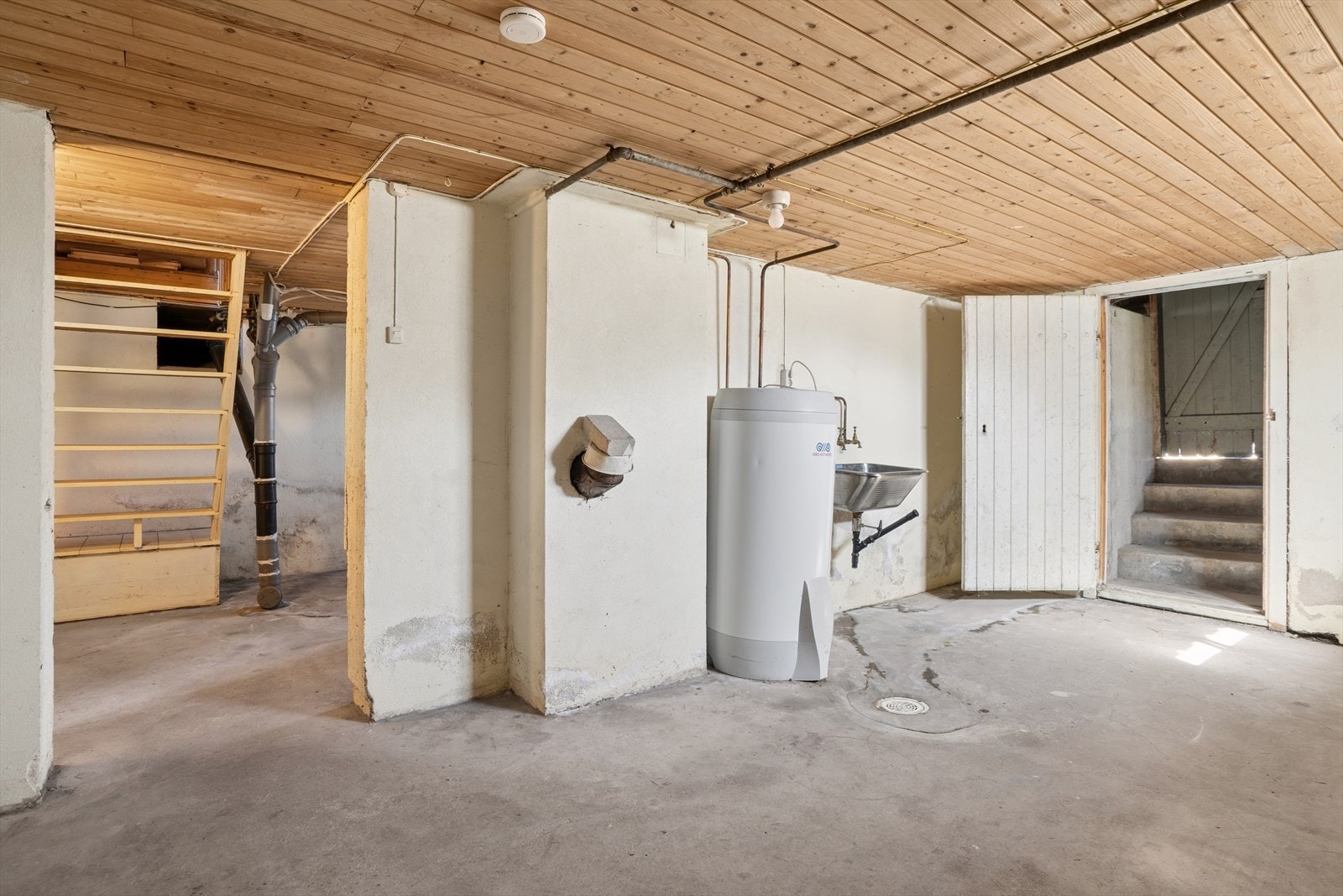 Kjelleren har støpt betongdekke og rommer flere boder for rikelig med lagringsplass. Her er også varmtvannsberederen på 194 liter fra 2018 plassert. Galleribilde