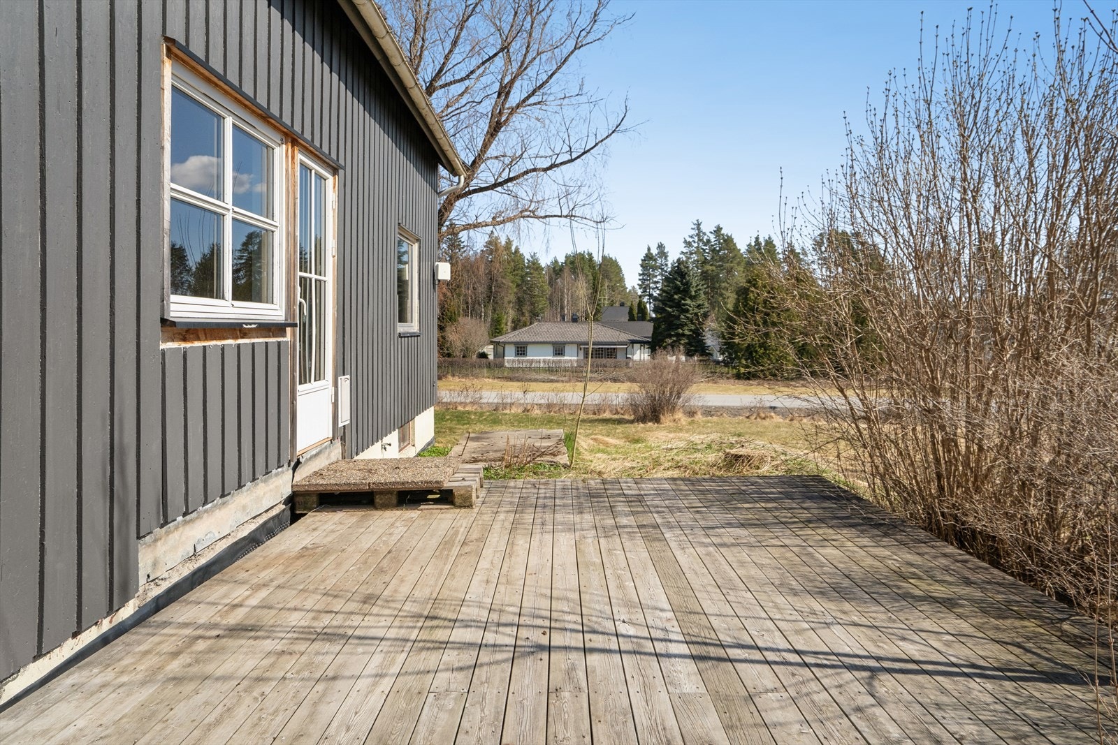Fra stuen er det utgang til en sørvendt terrasse på 16 m² med direkte adkomst til hagen. Galleribilde