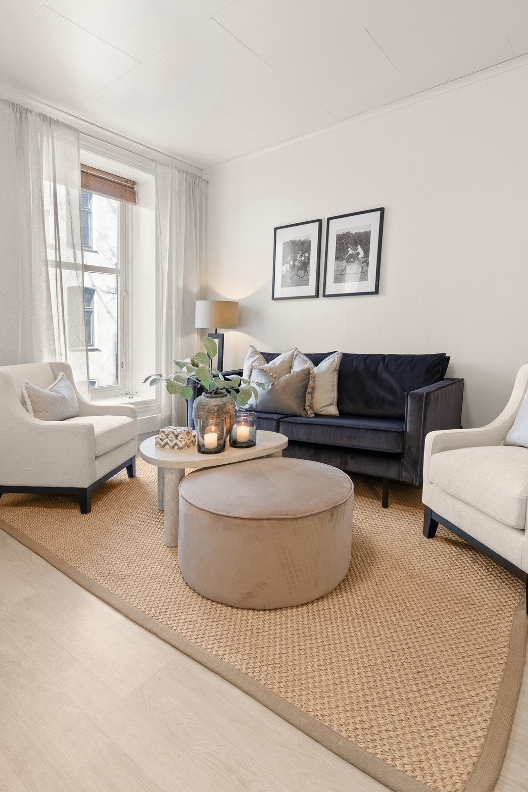 Rommet har en naturlig inndeling som gjør det enkelt å møblere med både sofa og lenestoler, og gir flere hyggelige soner. Galleribilde