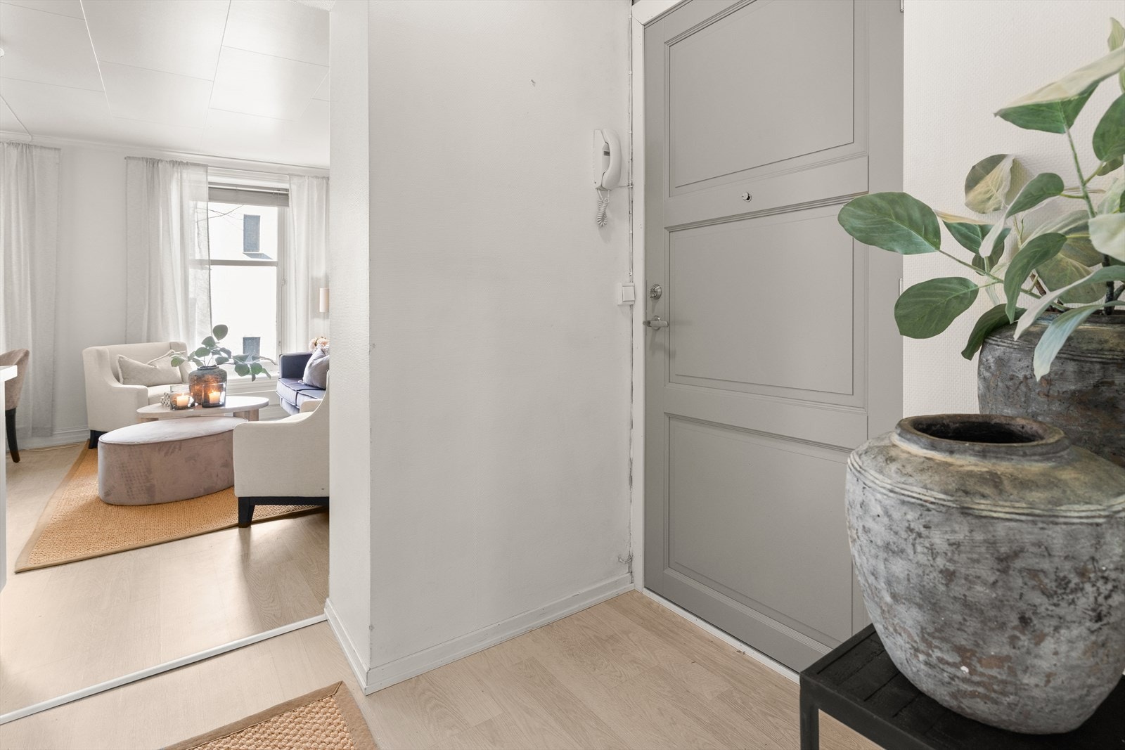 Fra entréen får du en fin oversikt over planløsningen, med praktisk adkomst til både stue, kjøkken og øvrige rom. Galleribilde