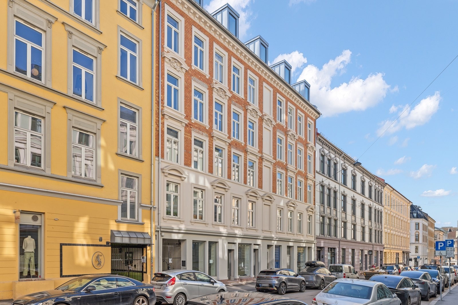 Leiligheten ligger fint til i en klassisk bygård i et attraktivt og etablert område på Majorstuen, omgitt av sjarmerende kvartalsbebyggelse og med umiddelbar nærhet til byliv, parker og servicetilbud. Galleribilde