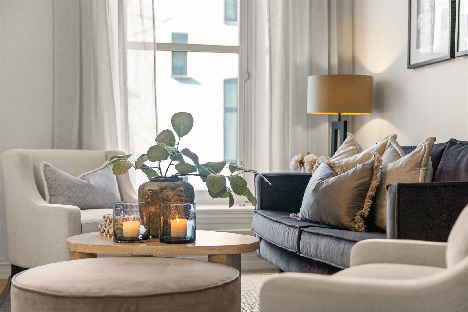Velkommen inn i en lys og innbydende leilighet med en harmonisk kombinasjon av stue og kjøkken, hvor gode møbleringssoner og behagelige fargetoner skaper en lun og hjemmekoselig atmosfære. Galleribilde