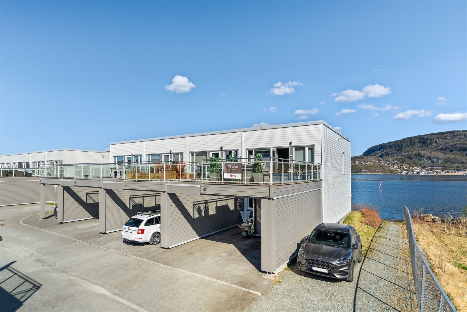 Eiendommen ligger i et landlig, sjønært og barnevennlig boligområde i Buvika i Skaun kommune. Fra eiendommen er det kort vei til bussholdeplass med skolebussordning til Buvik barneskole og Skaun ungdomsskole. Galleribilde