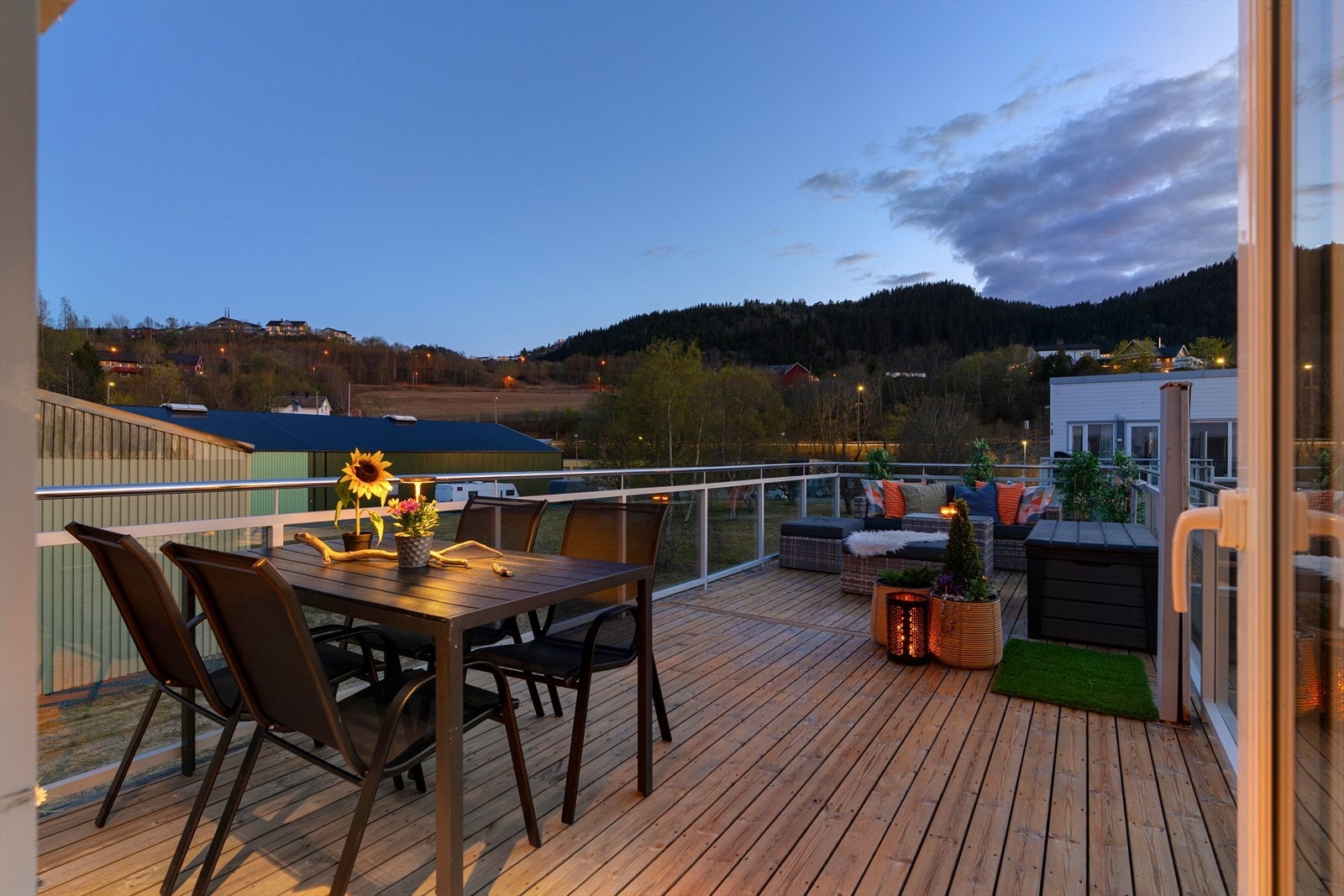 Boligen har tre terrasser med ulike kvaliteter. Terrassen med utgang fra stuen er romslig, har glassrekkverk og gode solforhold, med plass til utemøbler. Galleribilde