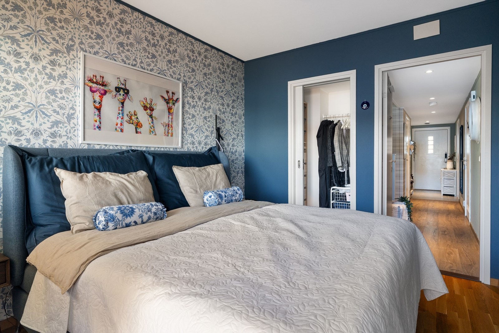Boligen har flere soverom med god standard og fleksibel bruk. Hovedsoverommet har blant annet etablert walk-in-closet. Galleribilde