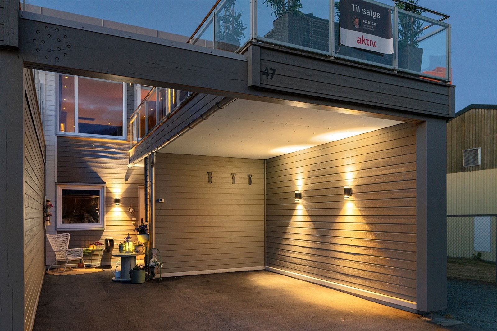Parkering foregår i egen carport. Galleribilde