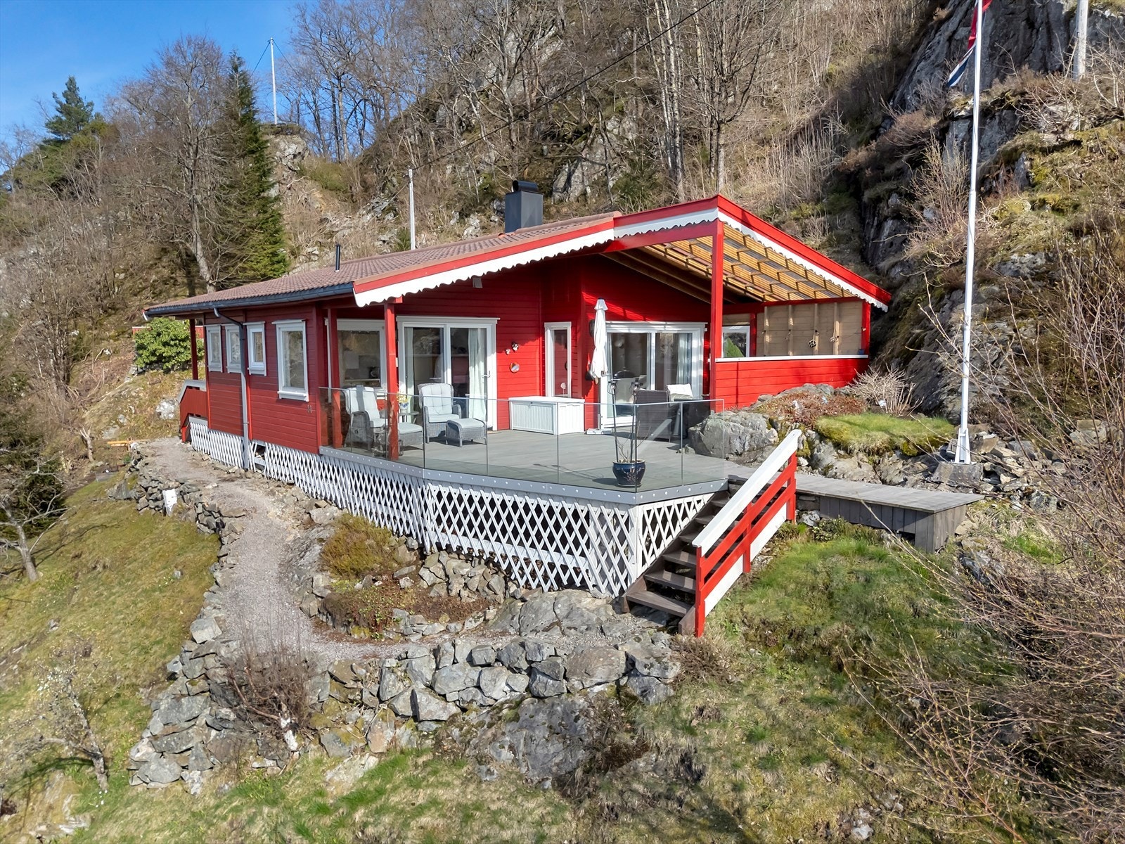 Koselig og velholdt hytte med flott sjøutsikt, sjøbod og båtplass. Solrikt! Foto v/Boligfotografer Galleribilde