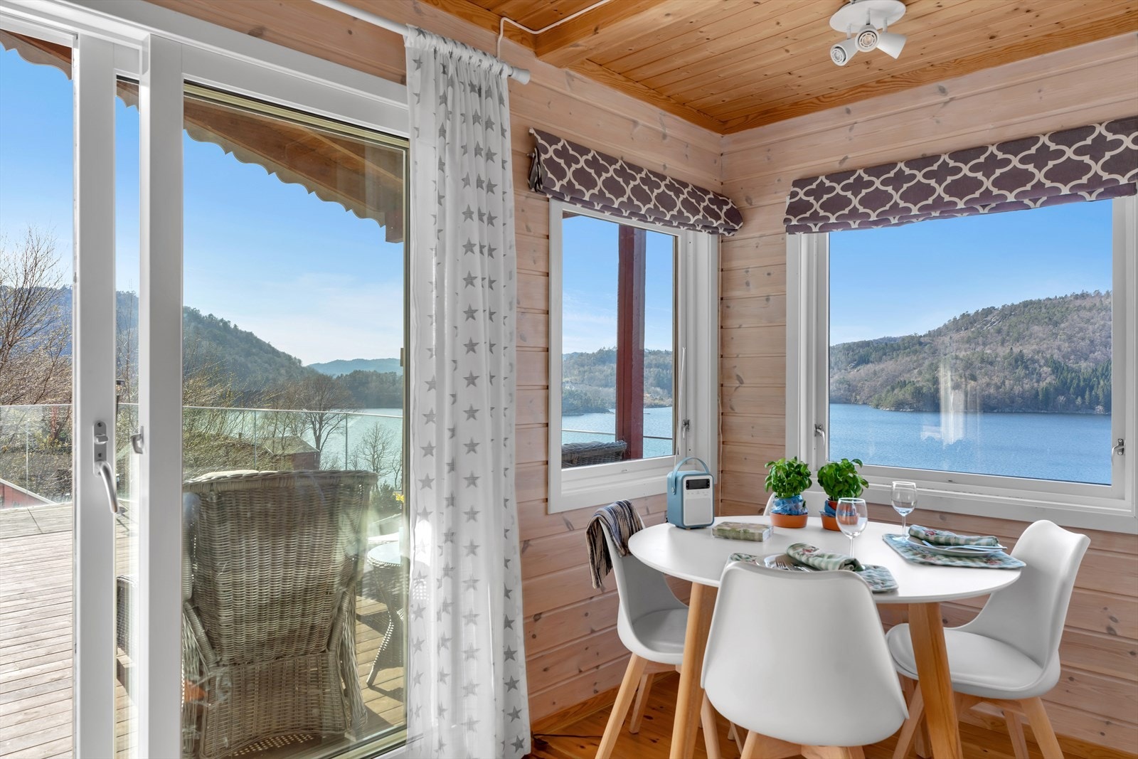 En flott utsikt over fjorden kan nytes fra spiseplassen Galleribilde