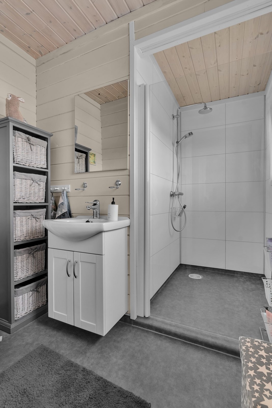 Badet har panel på tak og vegger, kombinert med baderomsplater og vinylbelegg på gulvet Galleribilde