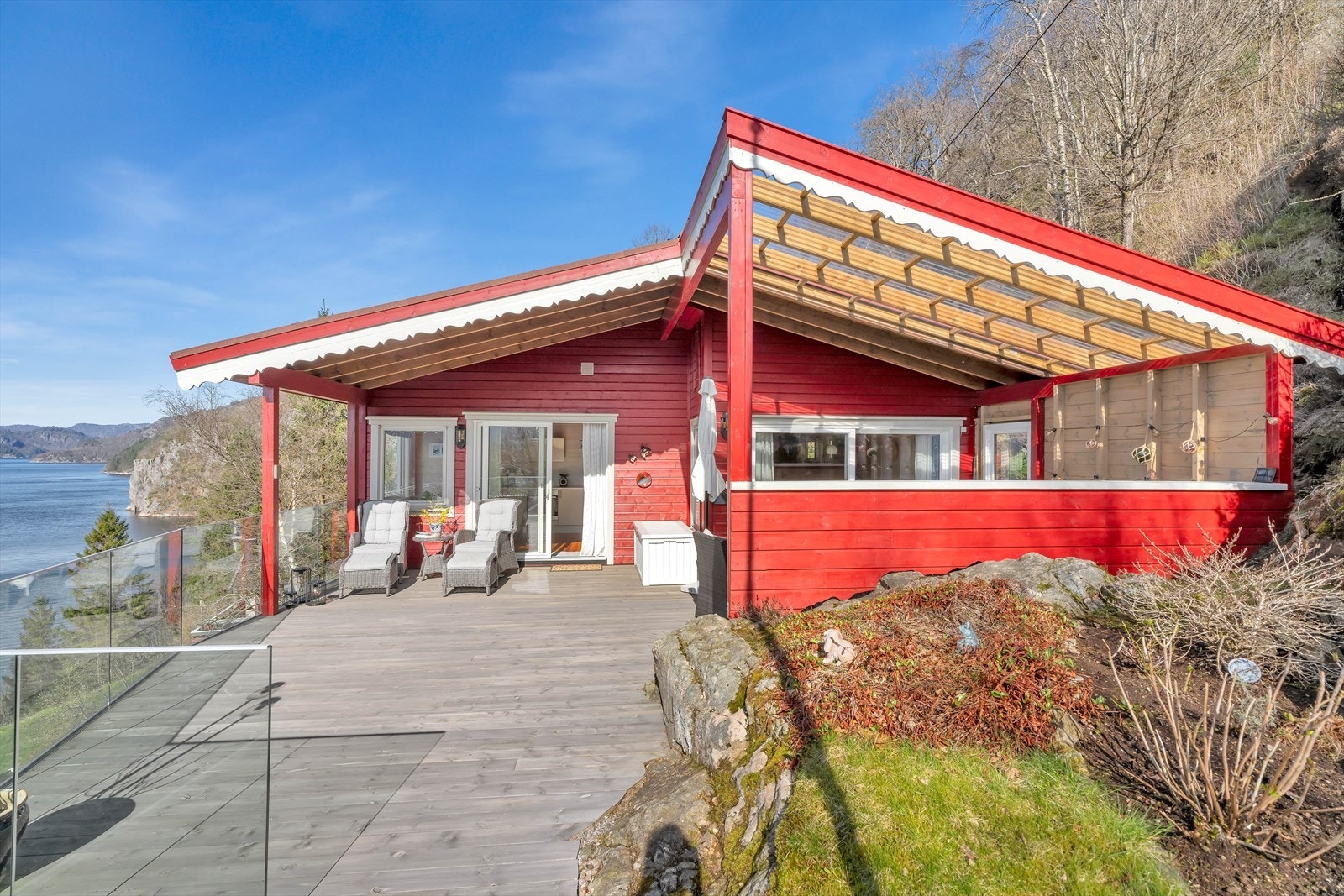 Nyere terrasse med glassrekkverk og pergola Galleribilde