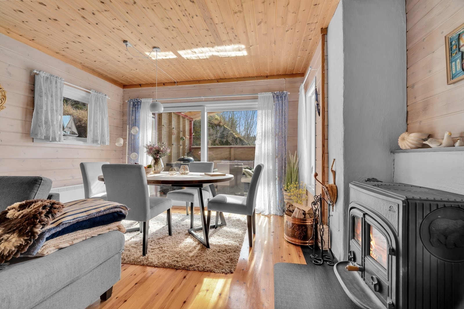 Skyvedør fra stuen ut til terrassen Galleribilde