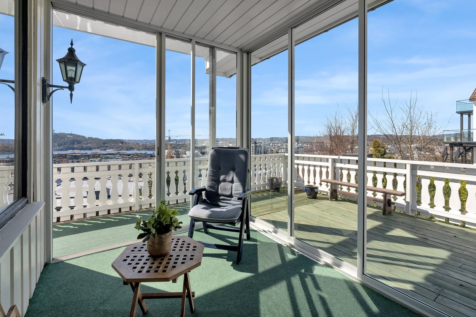 Innglasset balkong på veranda som kan brukes store deler av året. Galleribilde