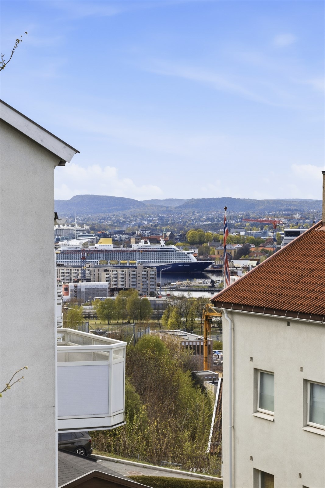 Fra boligen kan man skimte Kielfergen. Galleribilde
