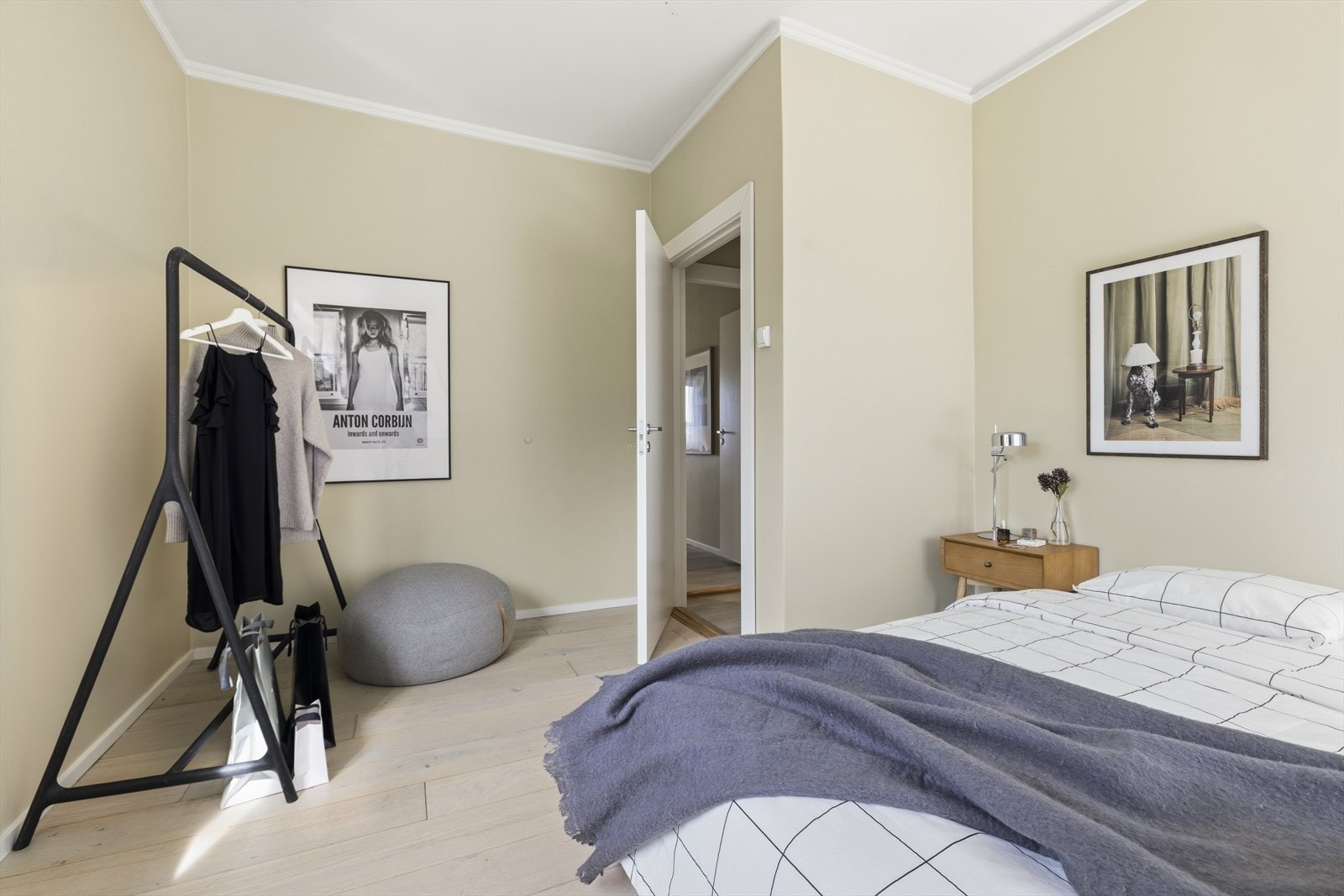 Rolig soverom med god plass og flater malt i 2026. Galleribilde
