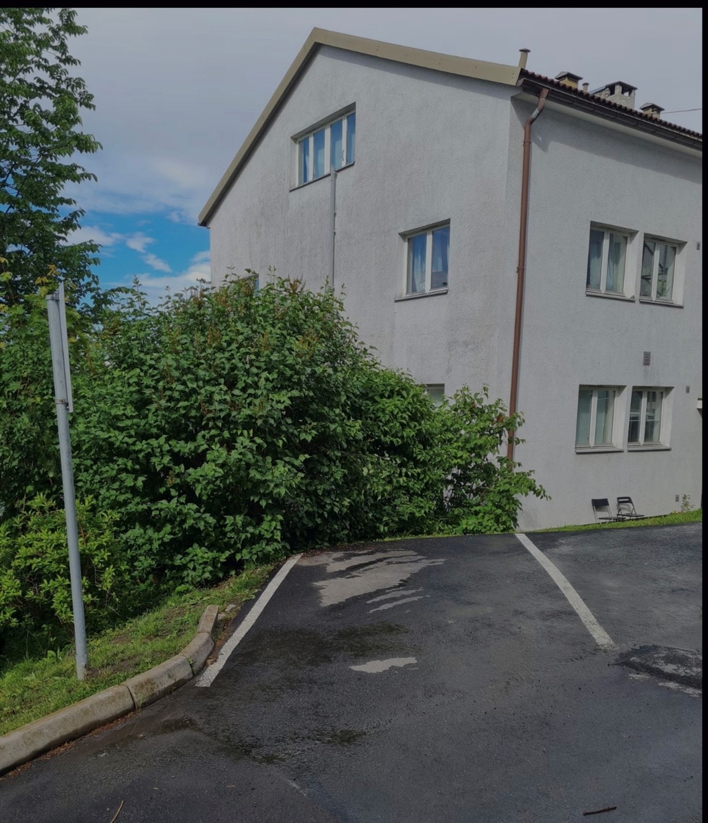 Dette er p-plassen som følger boligen. Galleribilde