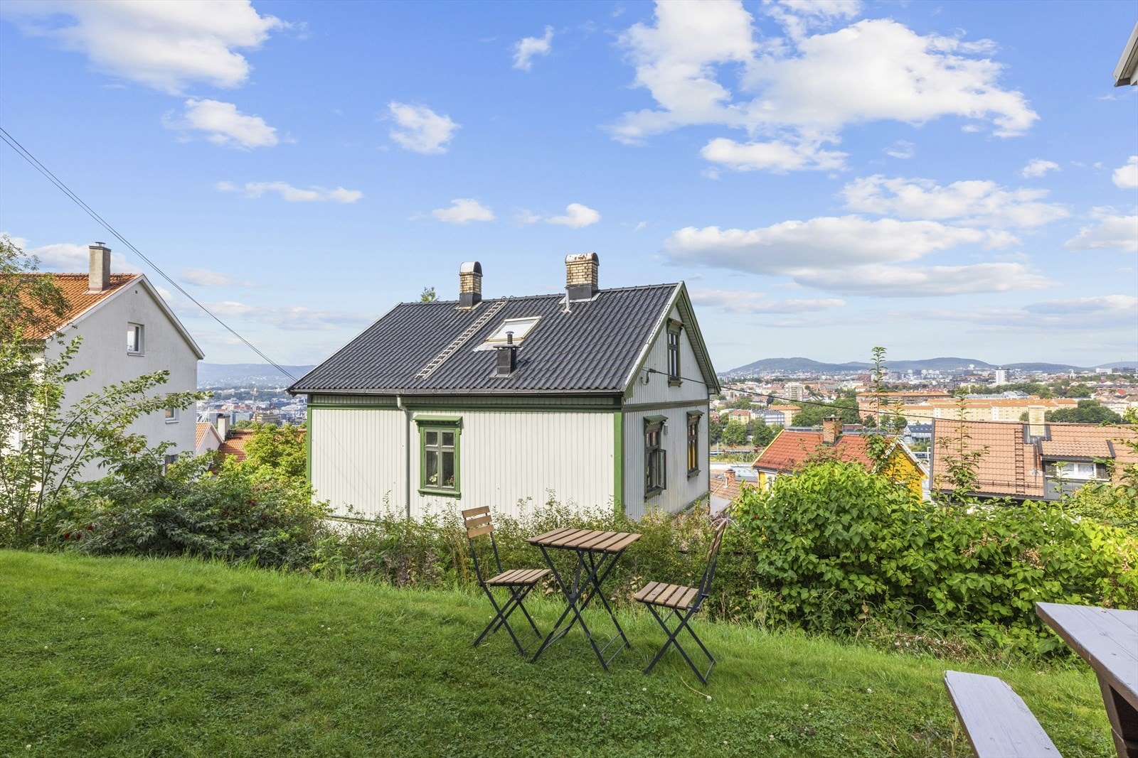 Utenfor bygget er det koselige sittegrupper. Galleribilde