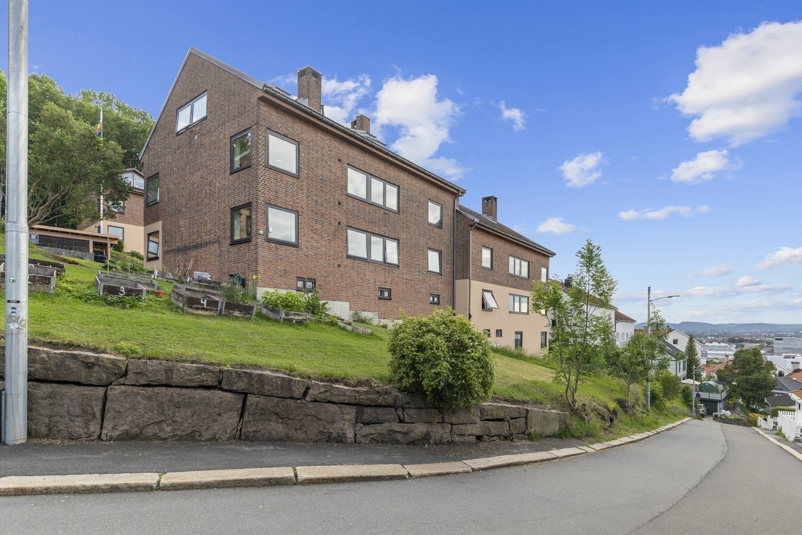Ekebergveien som leder til byen. Galleribilde