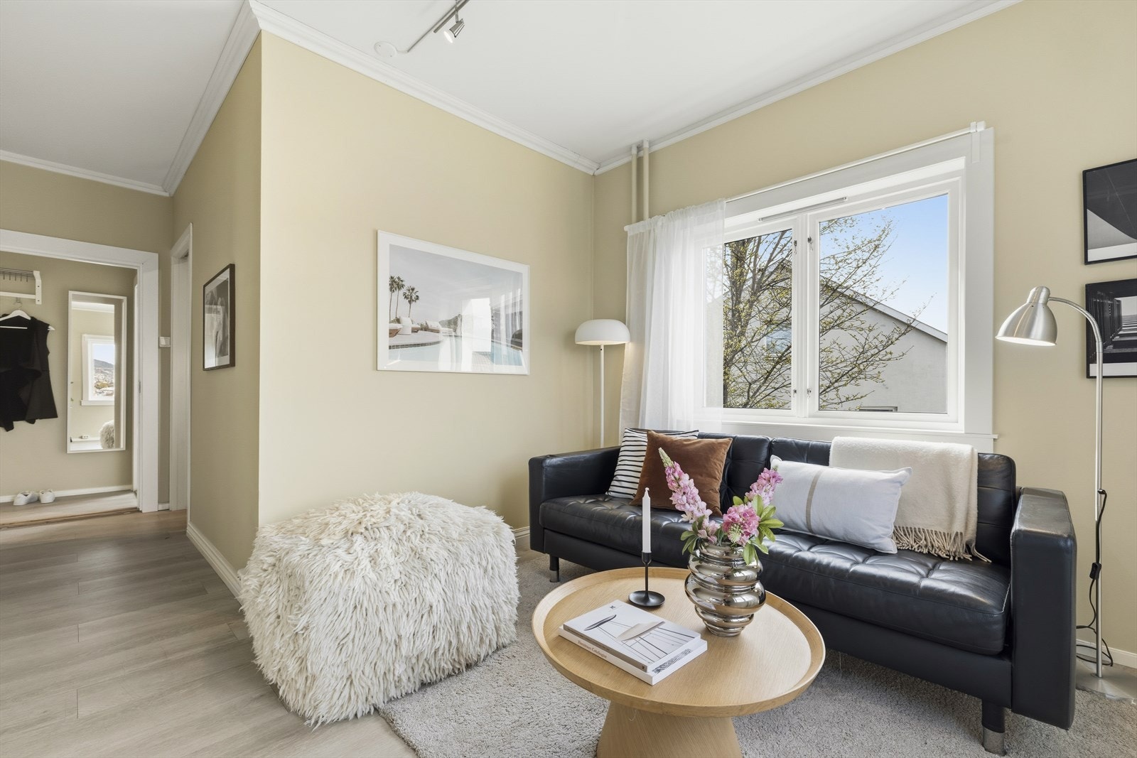 Innvendige gulvoverflater med 1-stavs laminat i bred format. Galleribilde