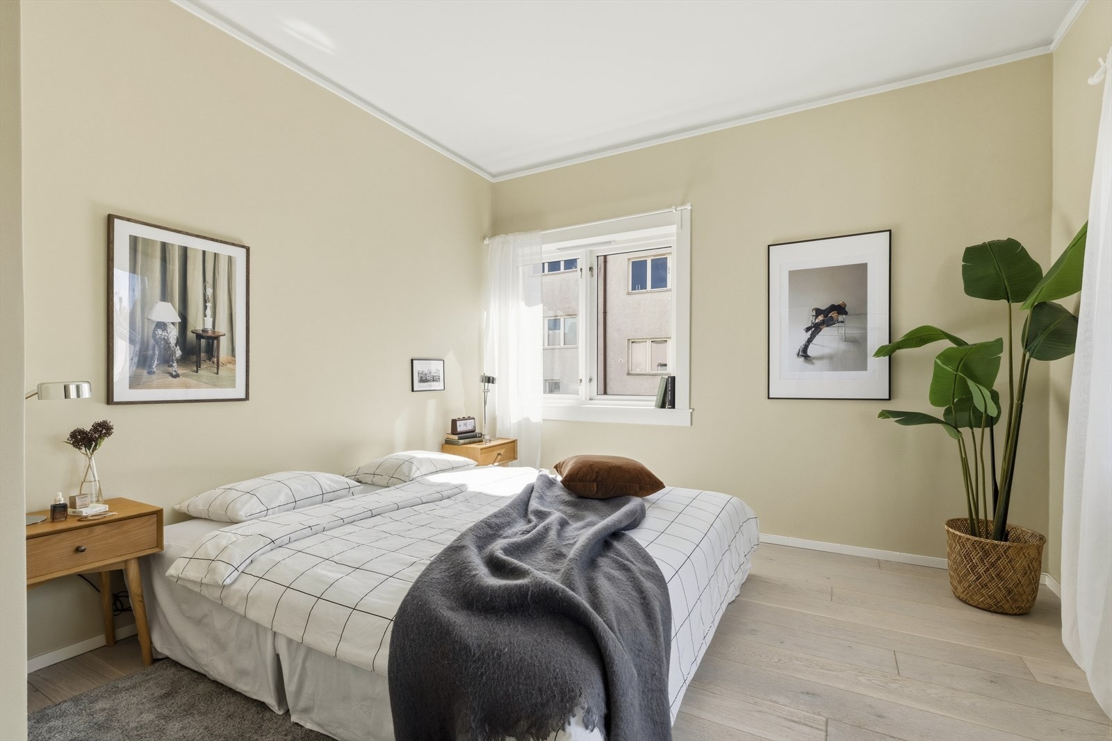 Soverom med gode møbleringsmuligheter - dobbeltseng og nattbord får god plass. Galleribilde