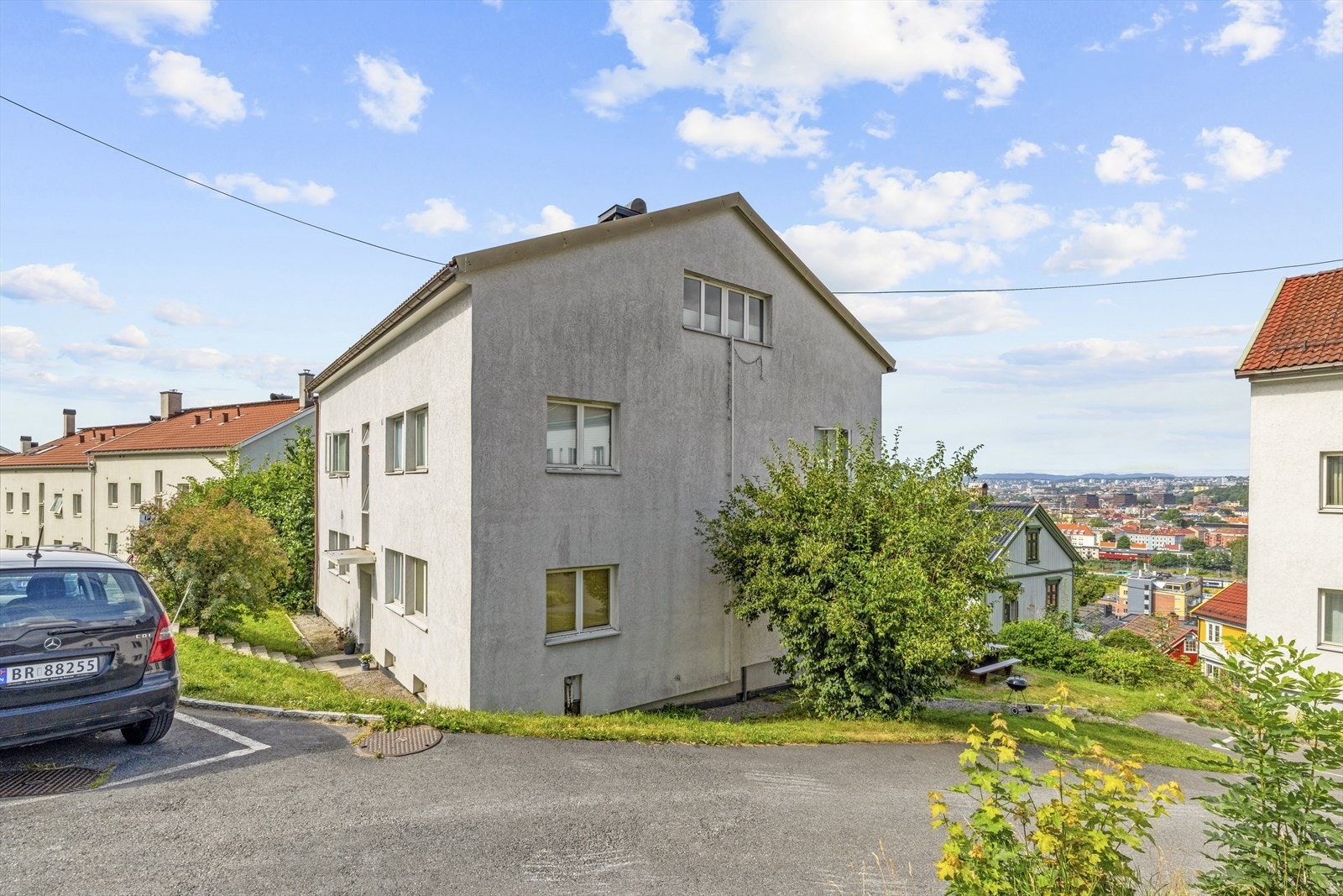 Rundt boligen er det grønt og fint om sommeren. Galleribilde