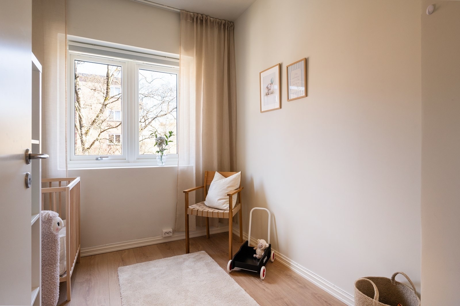 Et lyst og luftig soverom med plass til seng, skrivepult, kommode og andre møbler etter behov. Galleribilde