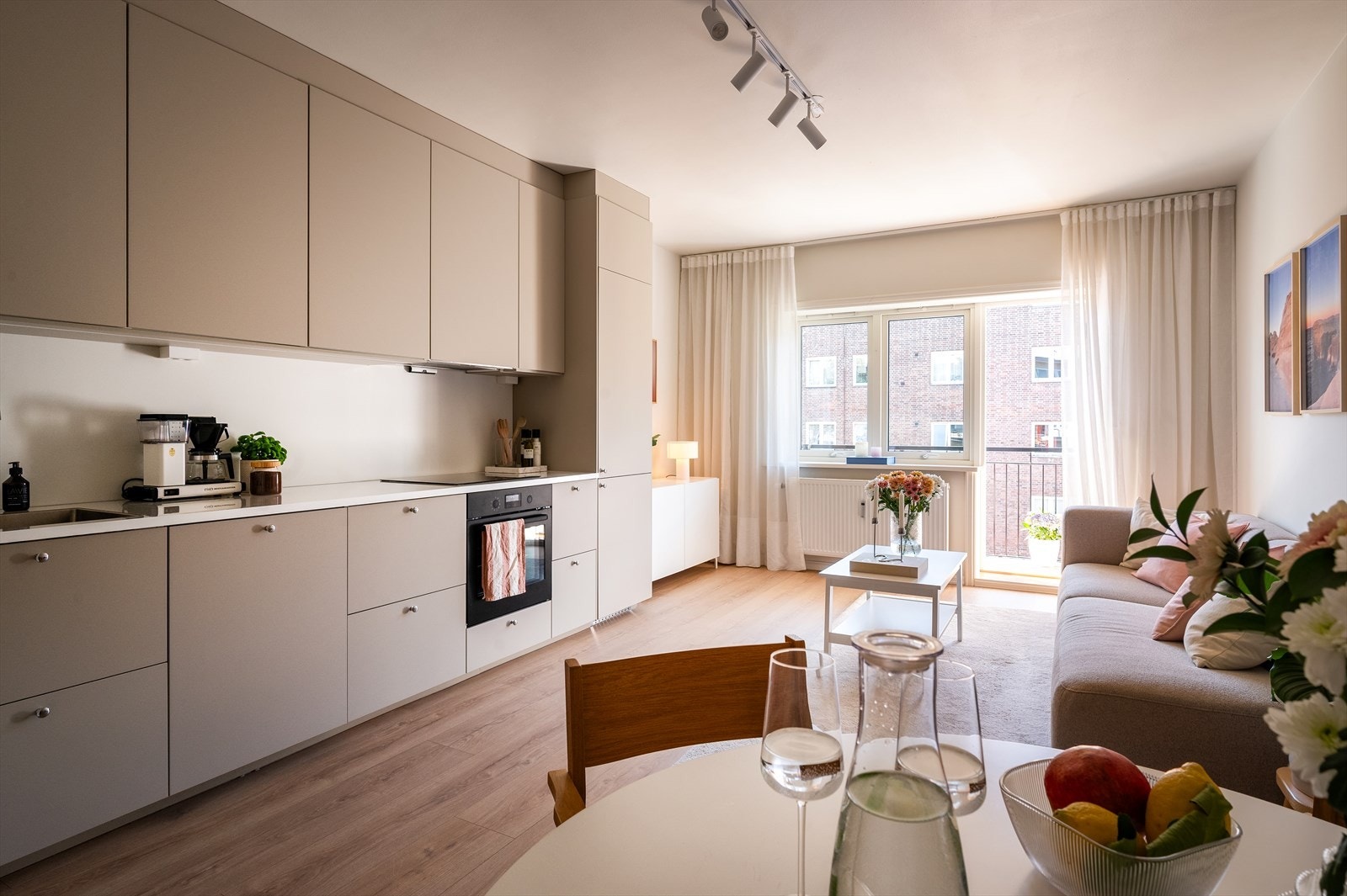 Moderne IKEA-kjøkken med glatte fronter og laminat benkeplate med planlimt vask. Galleribilde