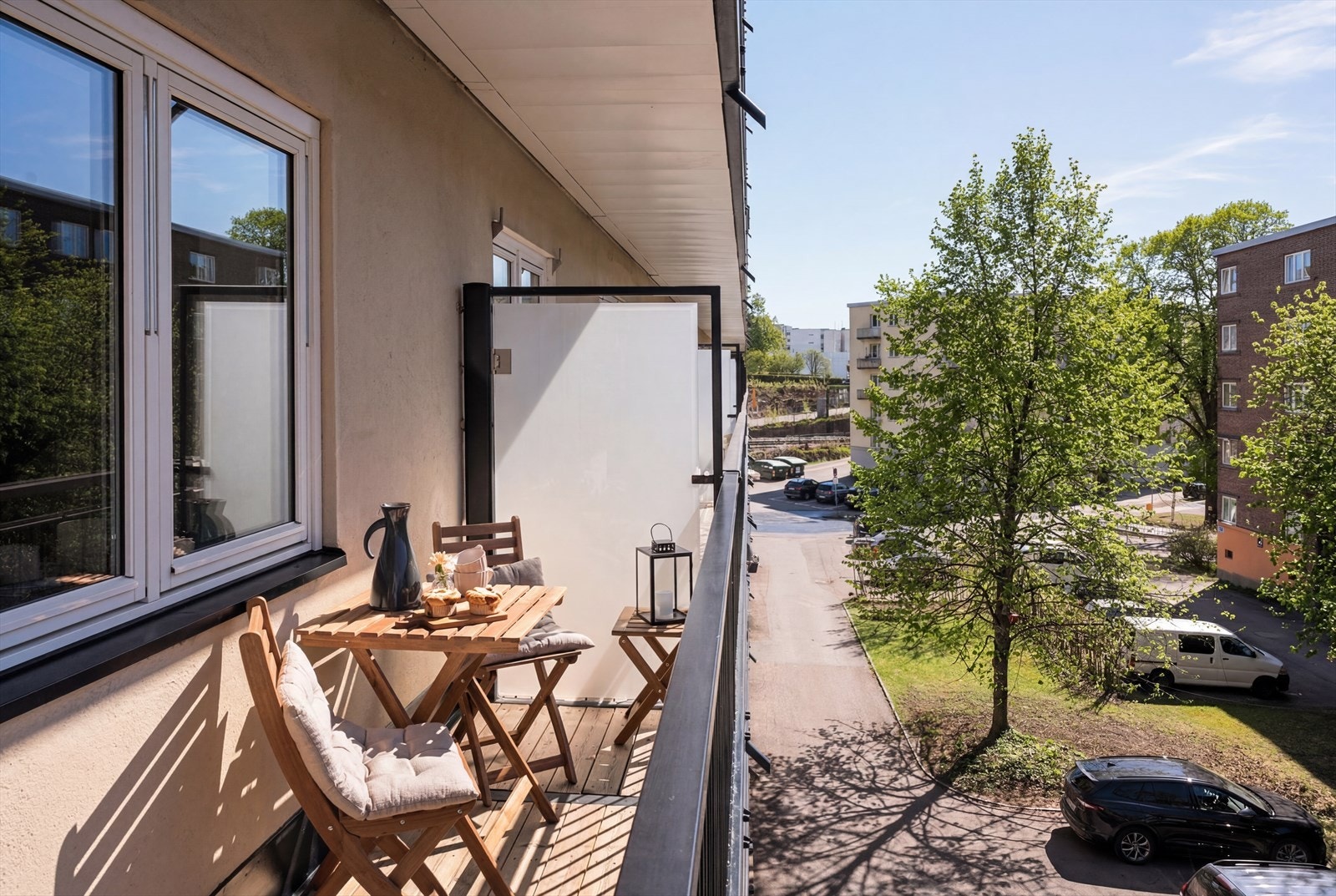 Fin plass for sittegruppe og hyggelig beplantning. Galleribilde