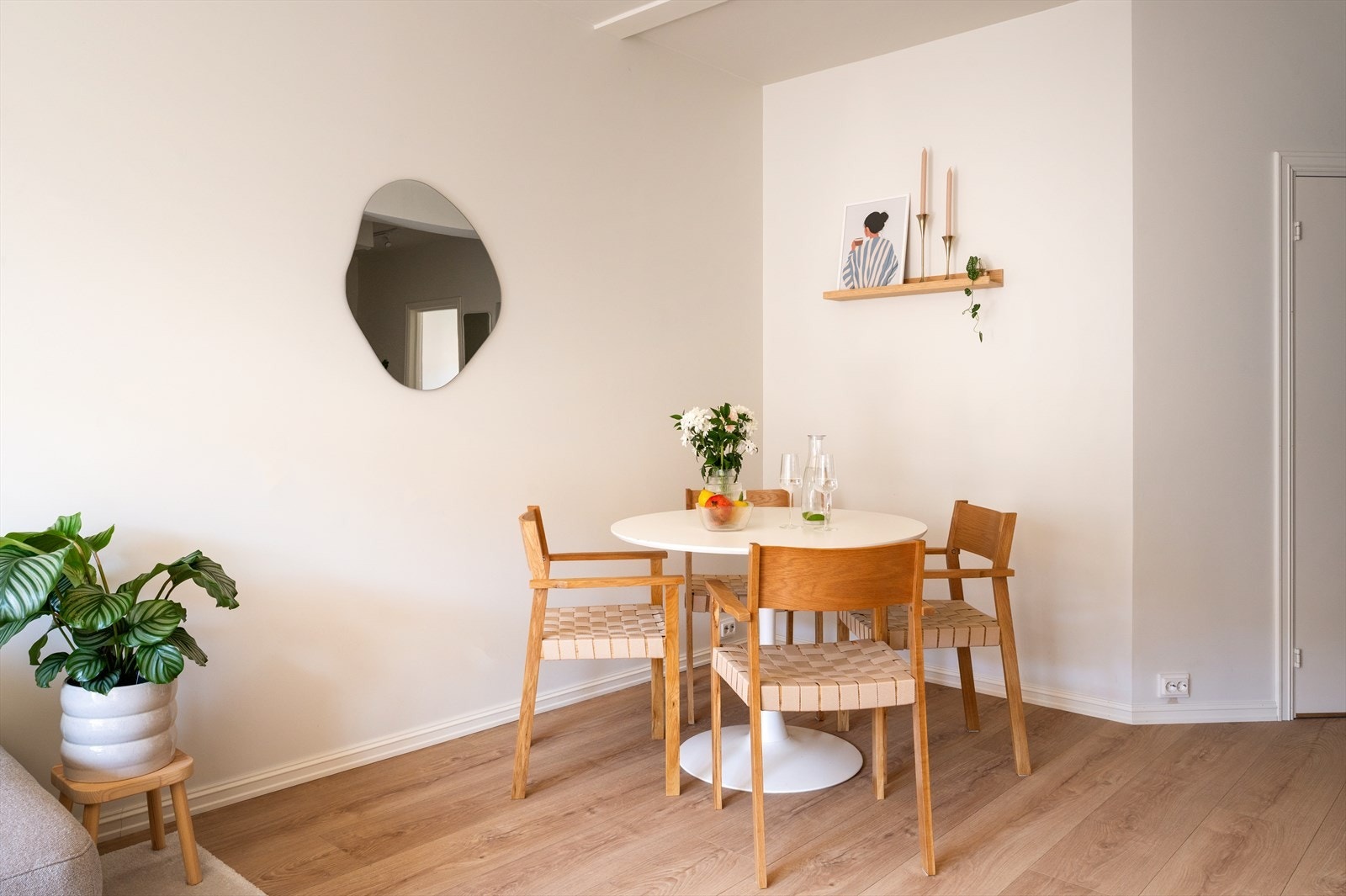 God plass til spisebord for hyggelige sammenkomster. Galleribilde