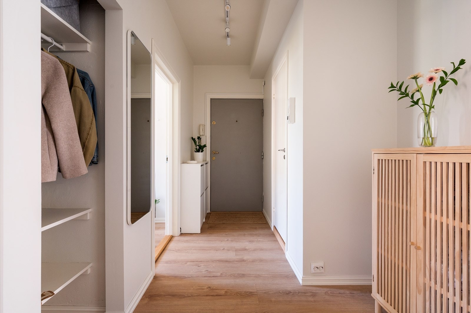 I tillegg har entréen et innebygget skap i veggen som gir ekstra lagringsplass. En funksjonell løsning som gir en ryddig og organisert velkomst til boligen. Galleribilde