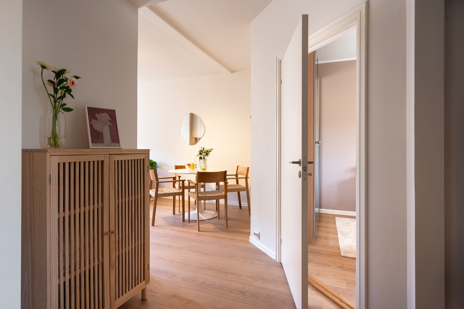Innbydende entré med gode oppbevaringsmuligheter. Ved inngangspartiet er det praktisk skoskap, og lenger inn i gangen er det plass til kommode. Galleribilde
