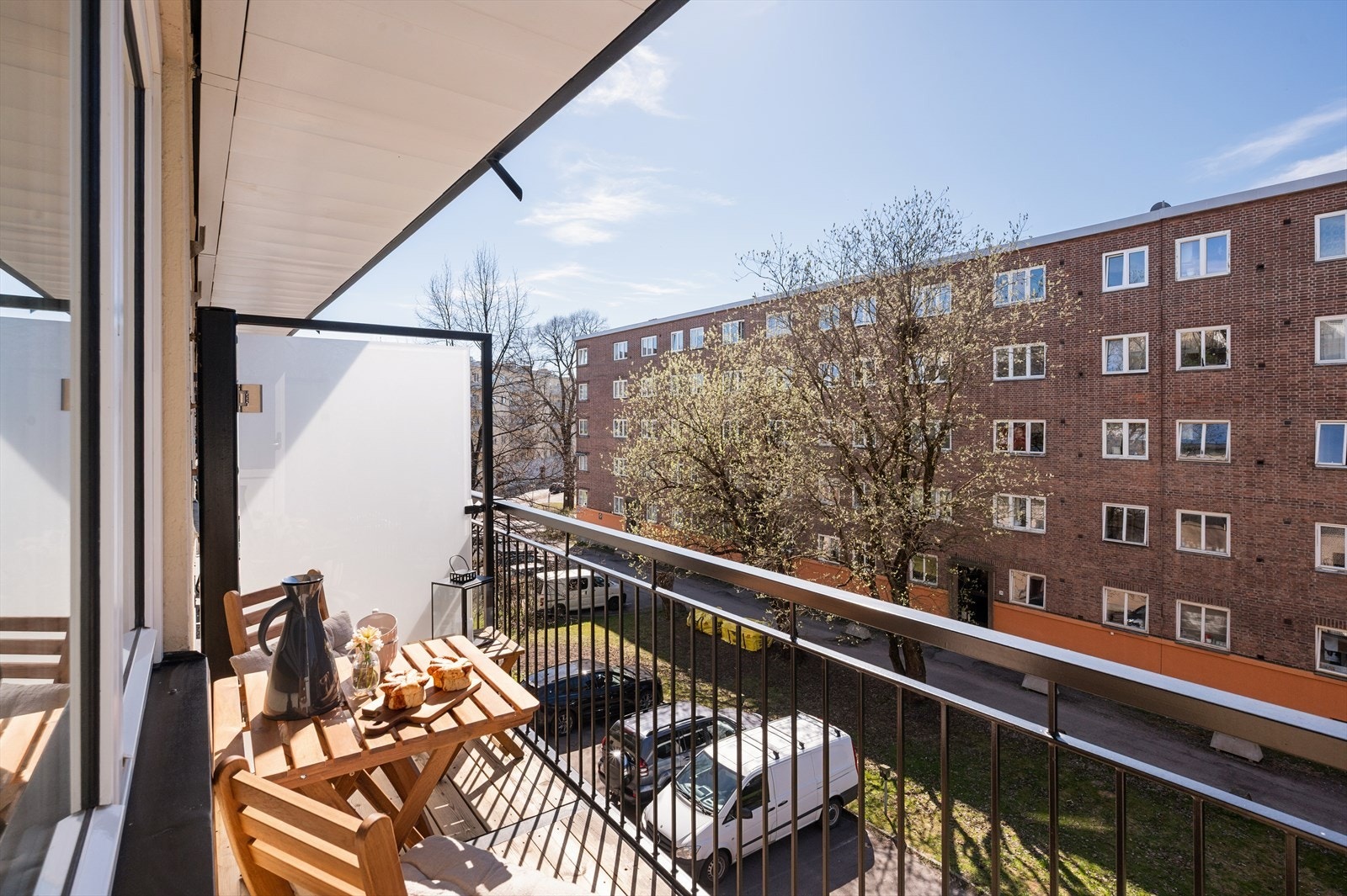 Fra stuen er det direkte utgang til en sydvestvendt, overbygget balkong på ca. 5 m² med gode solforhold. Galleribilde