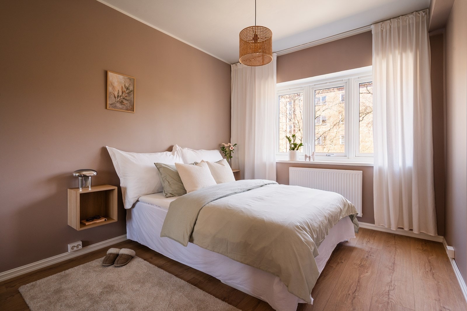 Romslig hovedsoverom med god plass til dobbeltseng og nattbord. Galleribilde