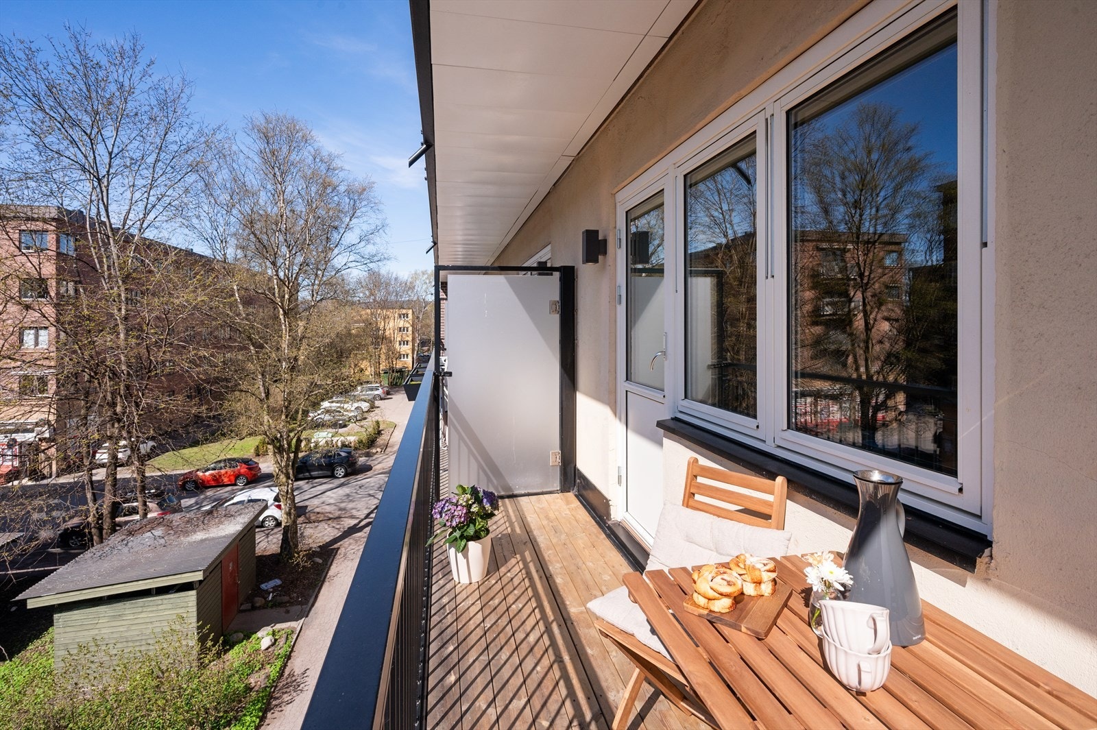 Balkongen fungerer utmerket som en forlengelse av boligen i sommerhalvåret. Galleribilde