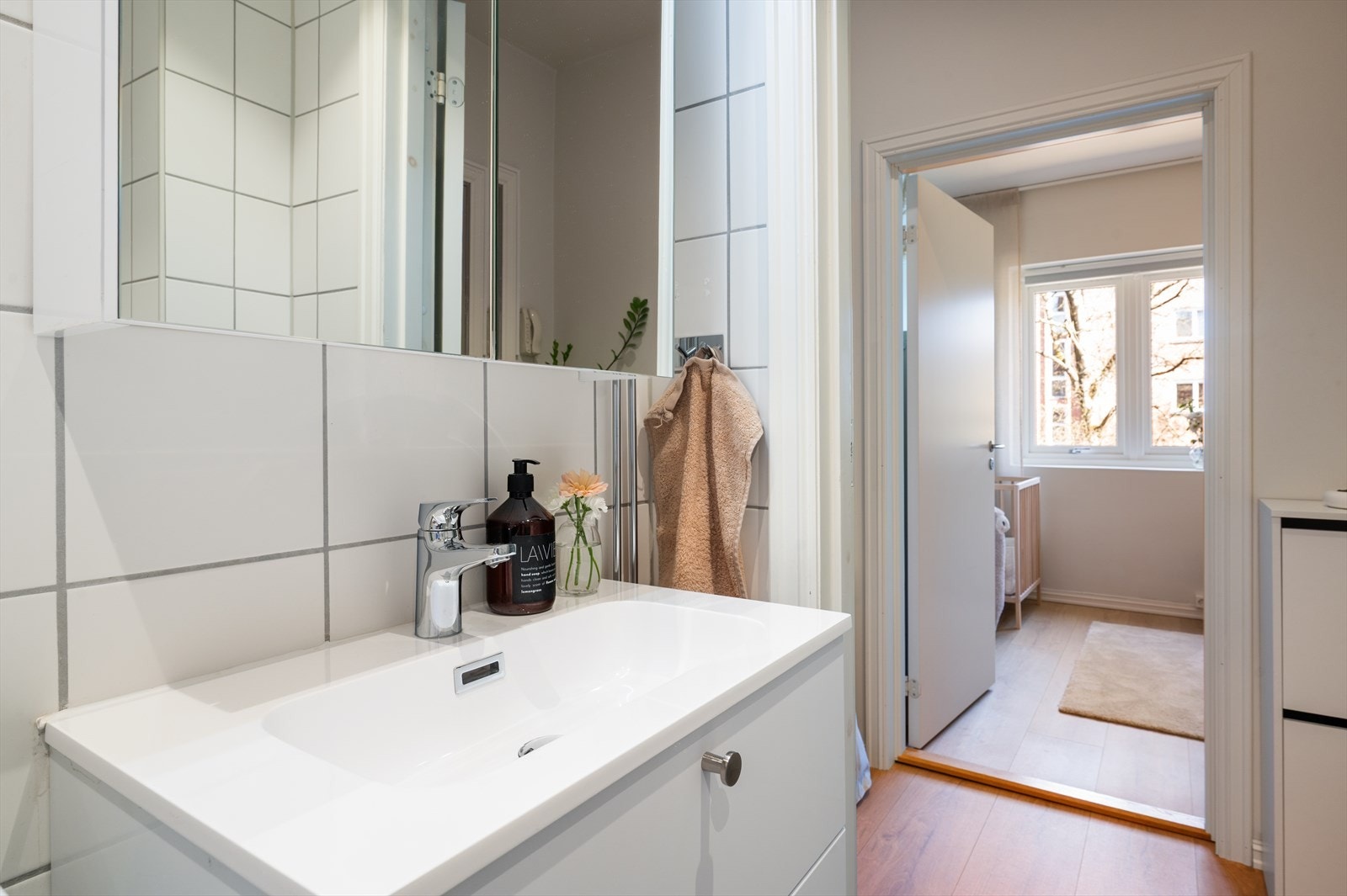 Badet er utstyrt med toalett, servant med innredning, speilskap med belysning og dusjhjørne med glassdører. Opplegg for vaskemaskin. Galleribilde
