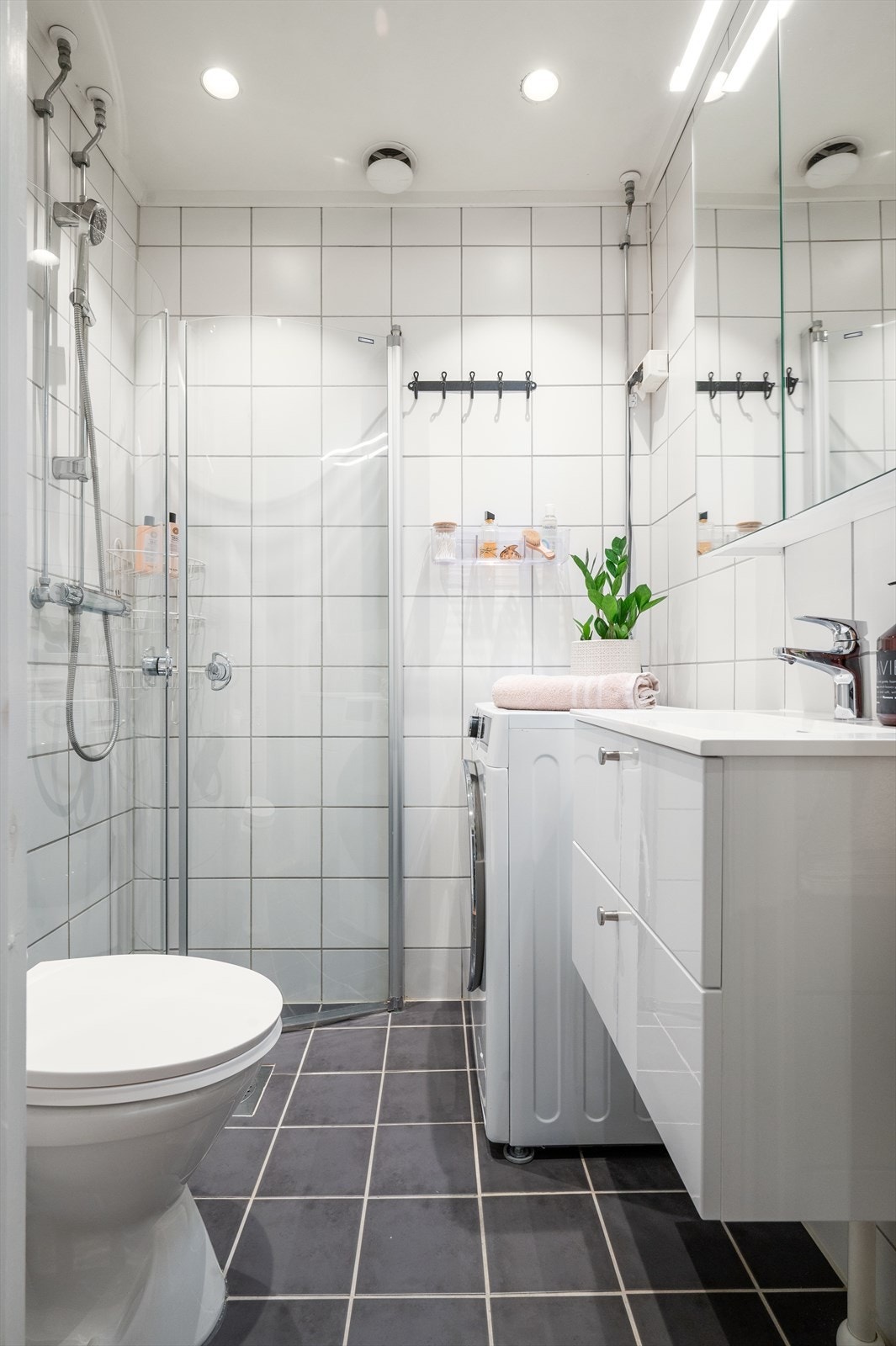 Flislagt bad med varmekabler i gulv og downlights i himling. Galleribilde