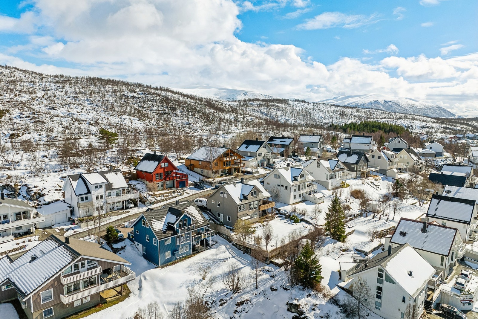 Huset ligger på nedsiden av vegen med fin tomt Galleribilde