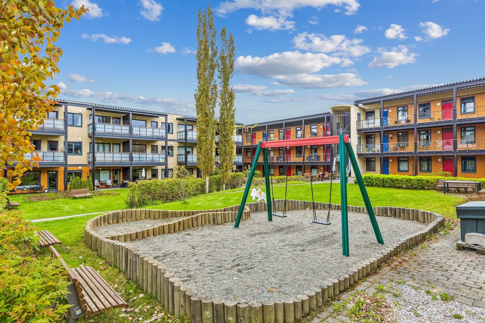 Sameiet disponerer uteområder med sitteplasser og grillmuligheter for alle beboerne. Det er et veldig godt bomiljø i sameiet, fine uteplasser på sommeren der det settes opp et par kullgriller og utemøbler til fri bruk. Galleribilde