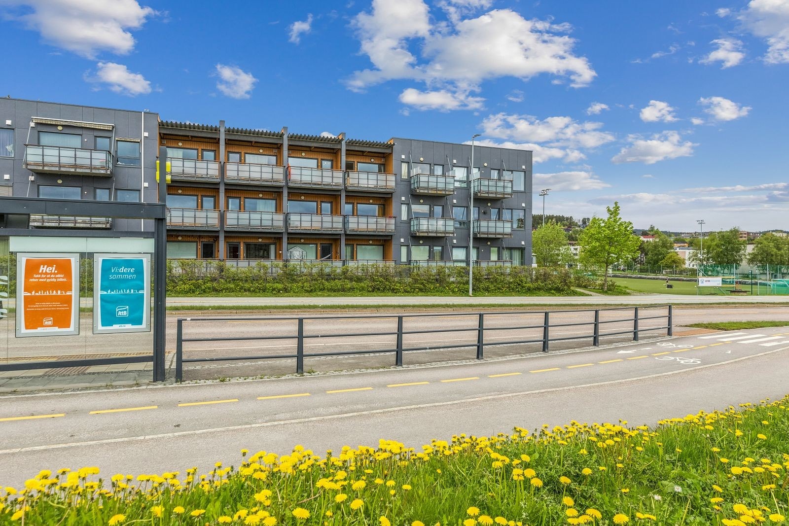 Boligen har svært gode kollektivforbindelser, med busstopp like ved og hyppige avganger til blant annet Trondheim sentrum, NTNU og St. Olavs hospital. I tillegg finner du Havstad sykkelpark ca. 50 meter unna og Astor fotballbane ca. 30 meter unna. Galleribilde