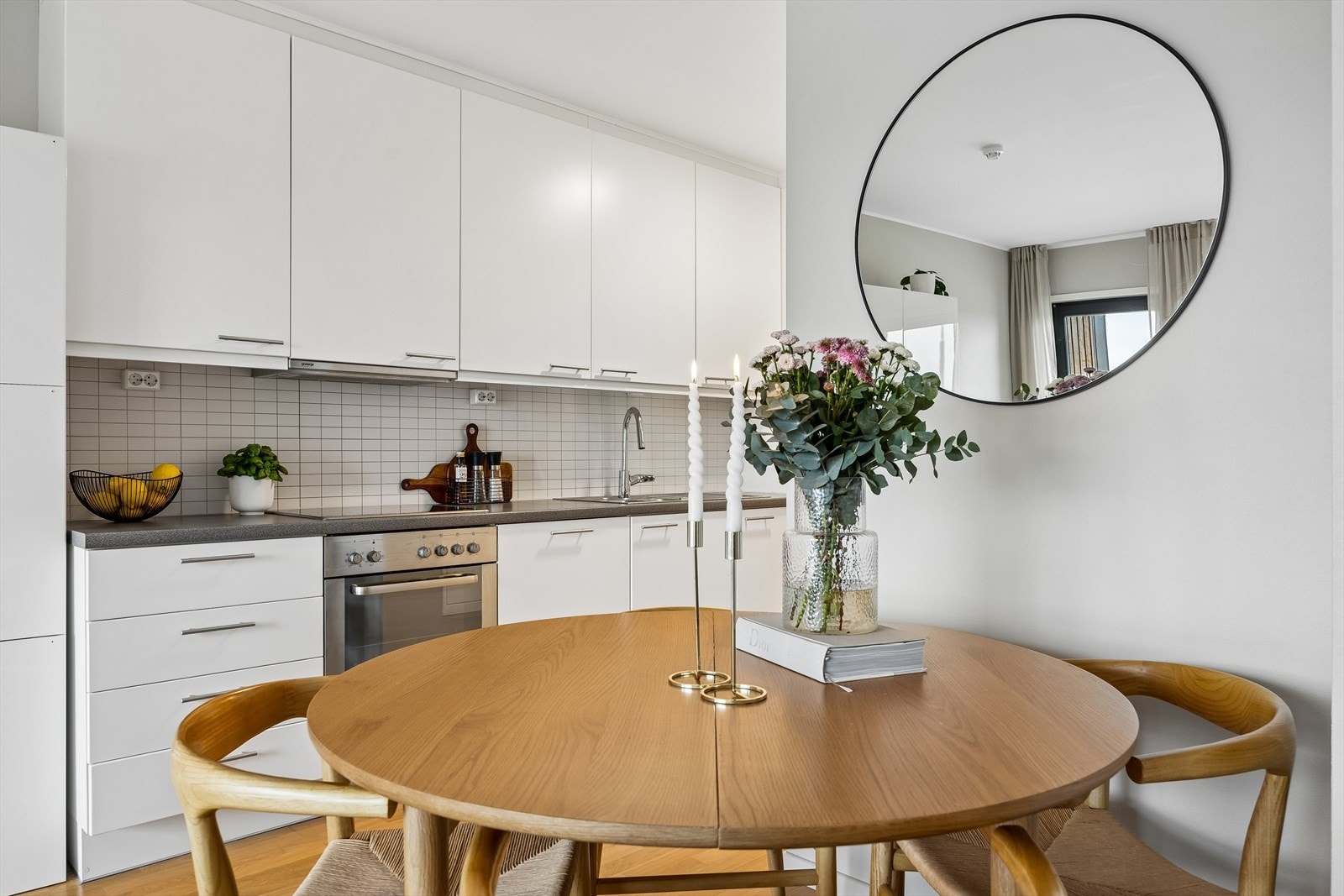 Ved kjøkkenet har du plass til et spisebord, hvor delikate måltider kan nytes. Galleribilde