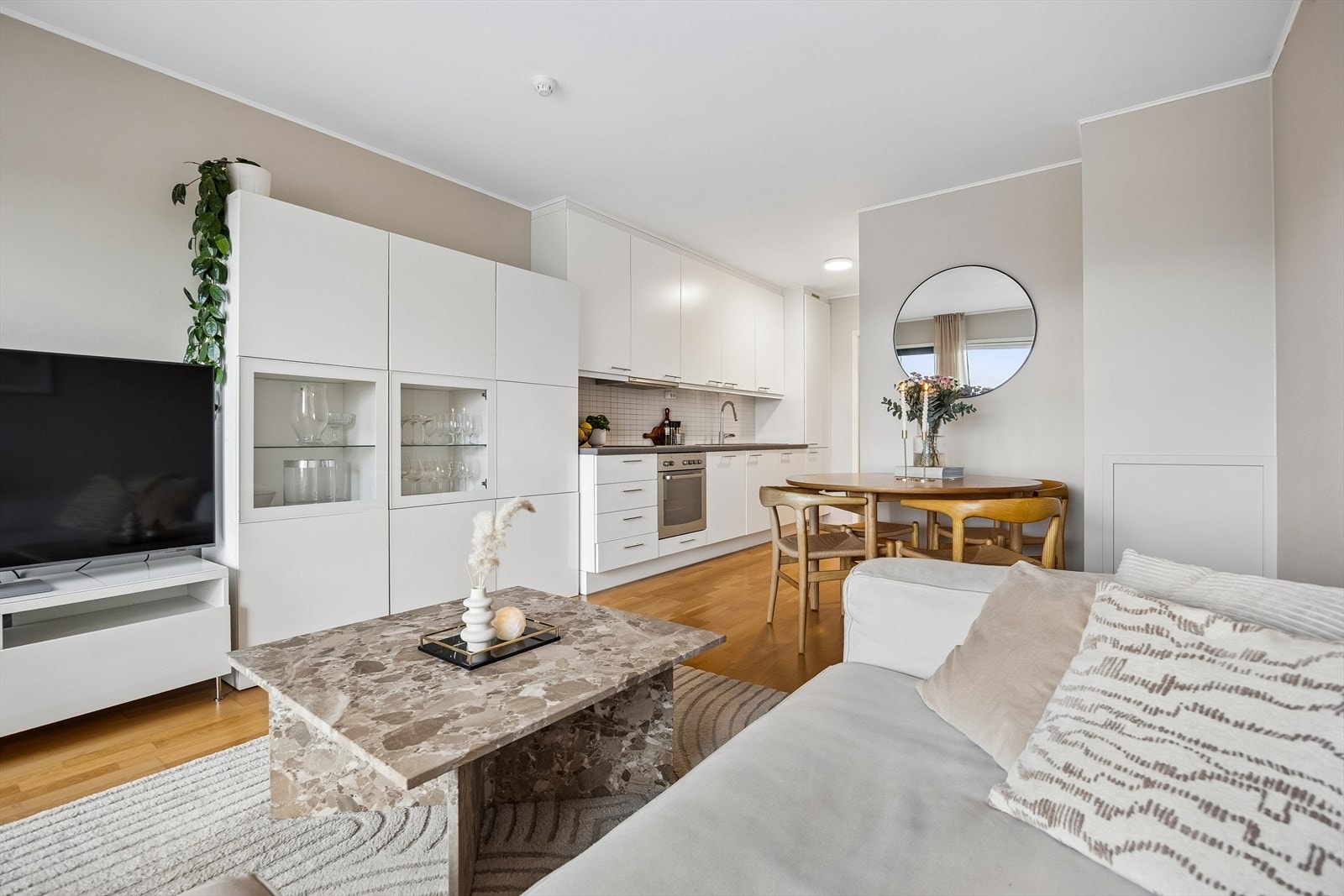 Allrommet får inn godt med naturlig dagslys fra de store vindusflatene. Galleribilde