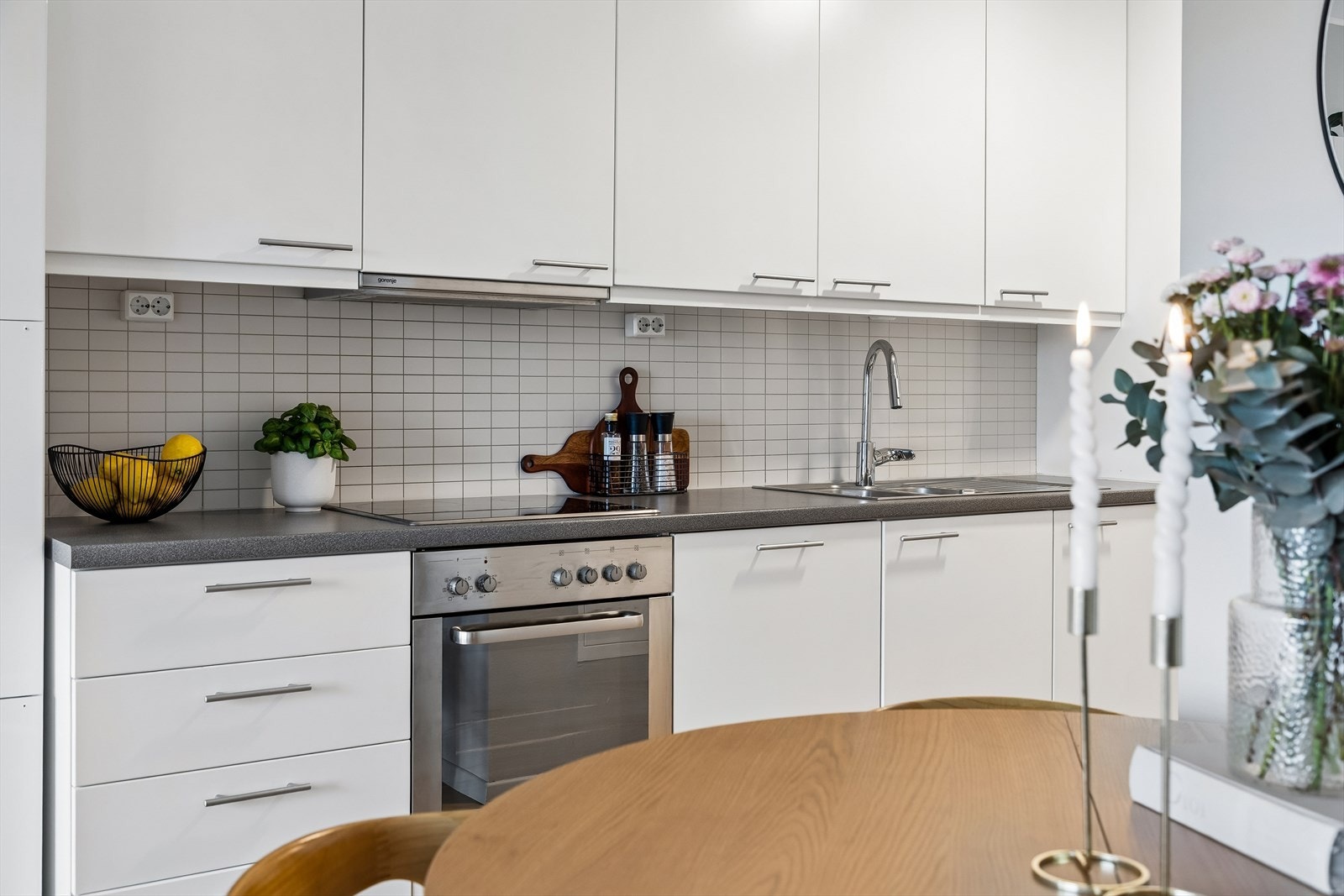 Her har man et funksjonelt og praktisk kjøkken i en moderne og tidløs utførelse, som har godt med skapplass. Galleribilde