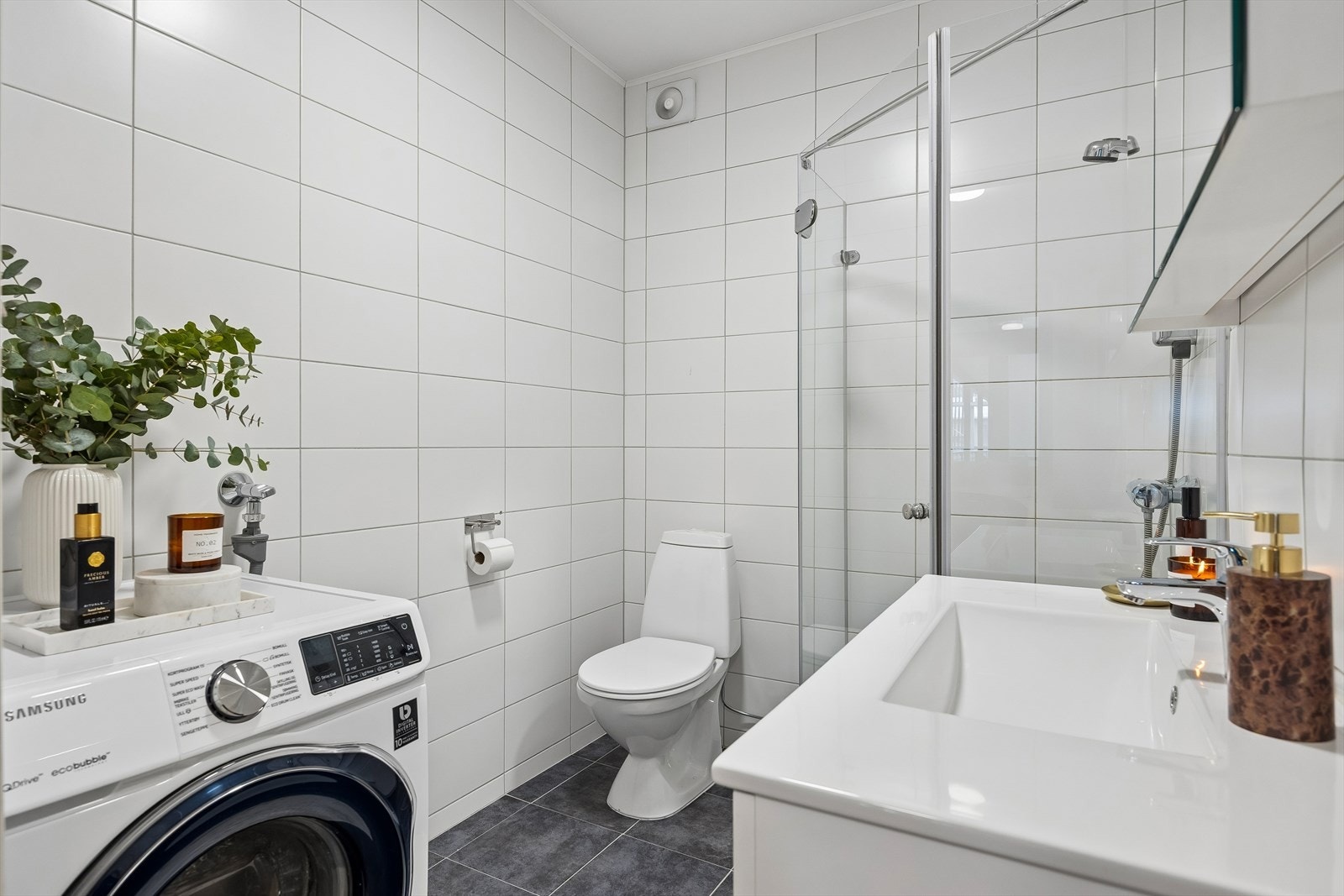 Her får du et innbydende bad på 4 m² med helflisede overflater og komfortabel gulvvarme. Badet er oppgradert med ny baderomsinnredning i 2023, samt ny termostat i 2025. Galleribilde