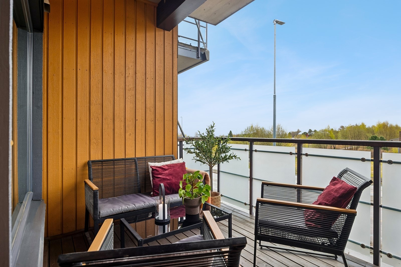 Fra stuen er det utgang til en egen overbygd balkong på 8 m² som fungerer som en forlengelse av oppholdsrommet på sommerhalvåret. Galleribilde