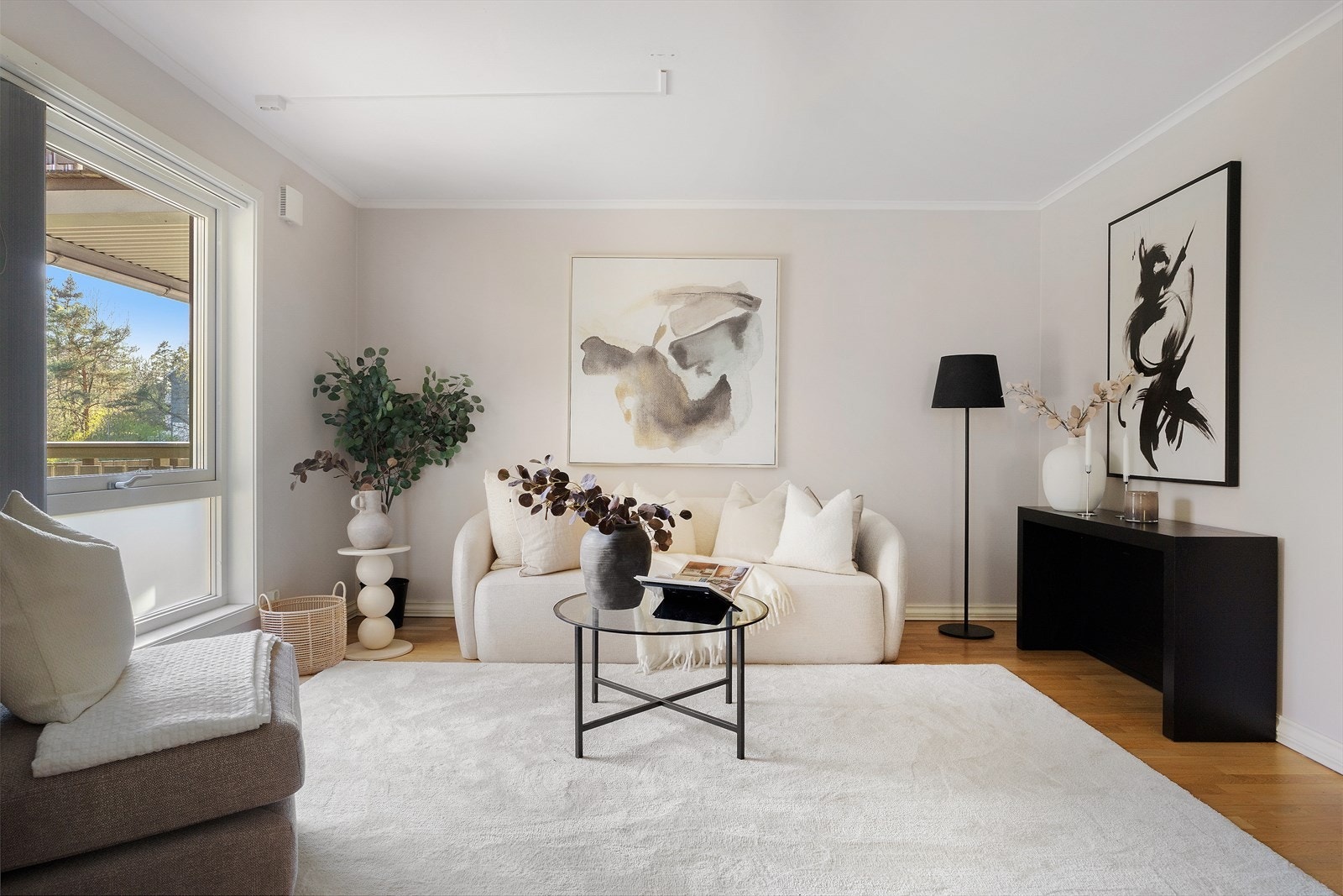 Store vindusflater som slipper inn rikelig med naturlig lys. Galleribilde
