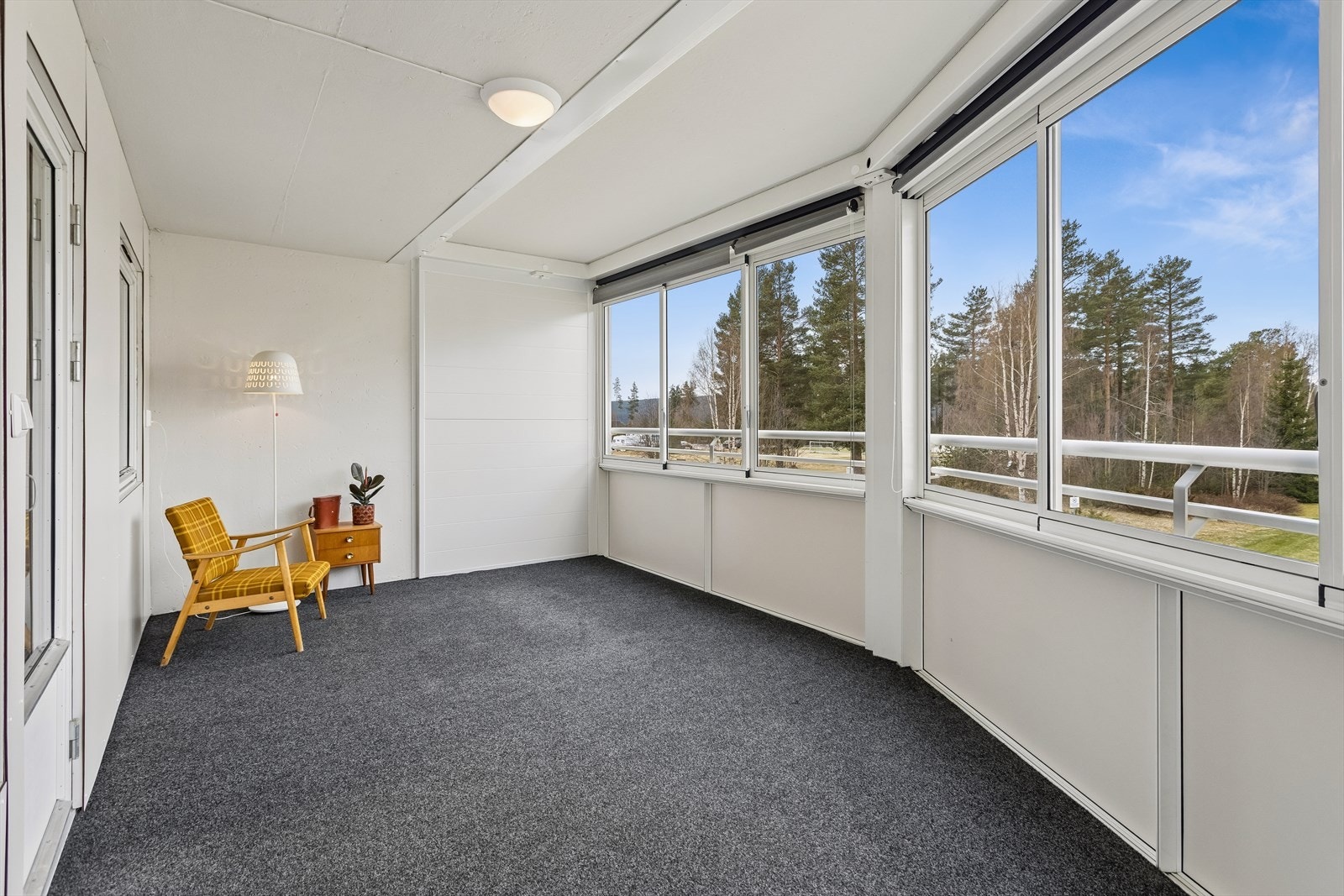 Den store, innglassede balkongen på 15 m² fungerer som et ekstra rom og utvider stuen betydelig. Galleribilde