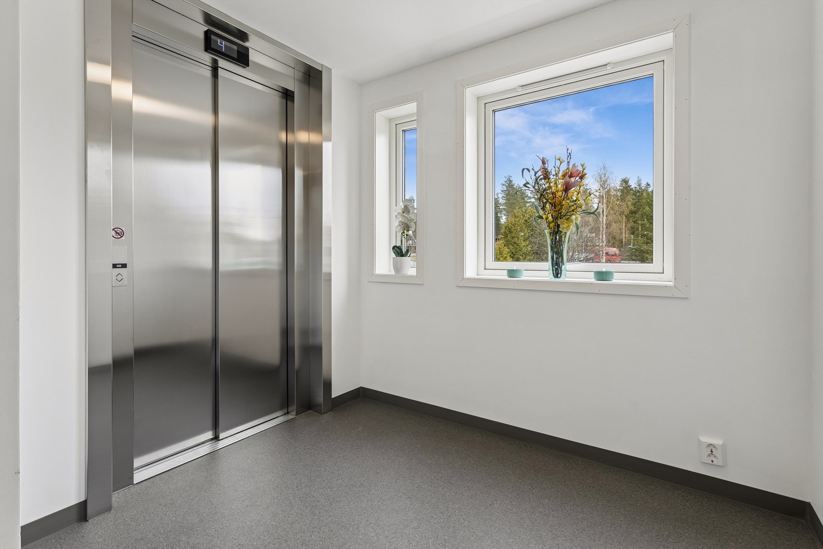Bygget har heis, som gir enkel og trinnfri adkomst til leiligheten i 2. etasje. Nytt inngangsparti og heis etablert i 2022. Galleribilde