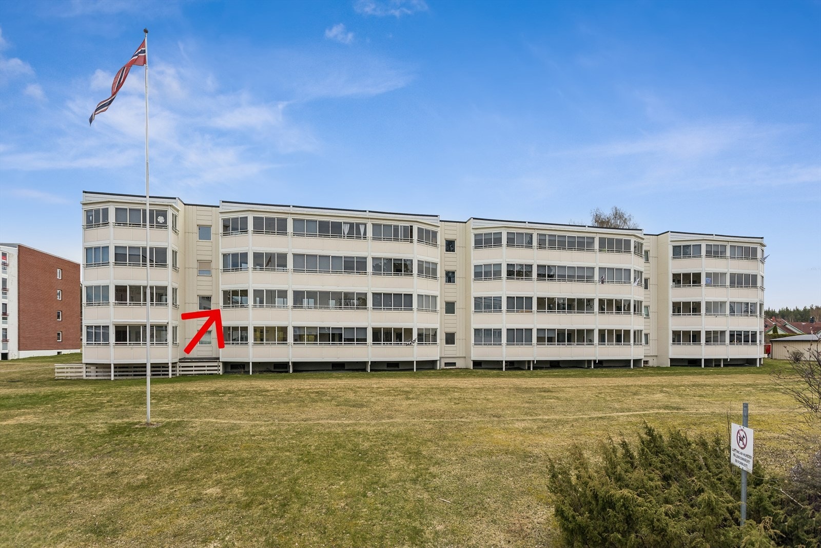 Leilighetens plassering i bygget er her markert med rød pil. Galleribilde