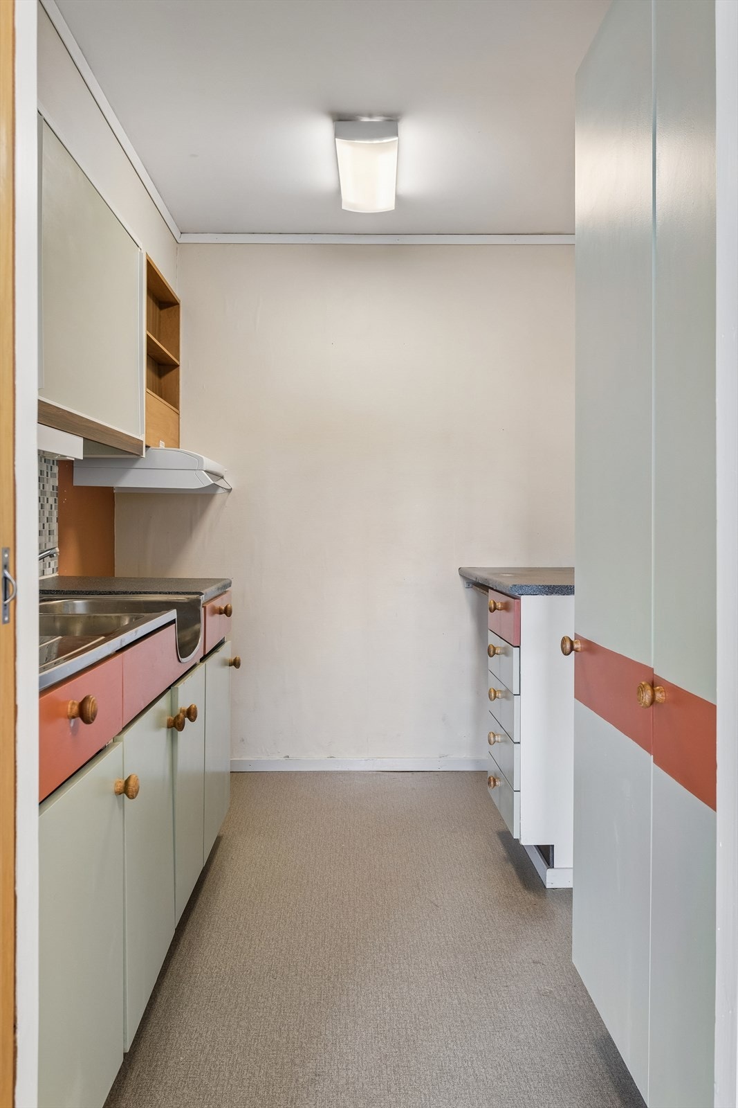 Det er behov for oppgradering til et moderne kjøkken med dagens bruksfunksjoner. Galleribilde