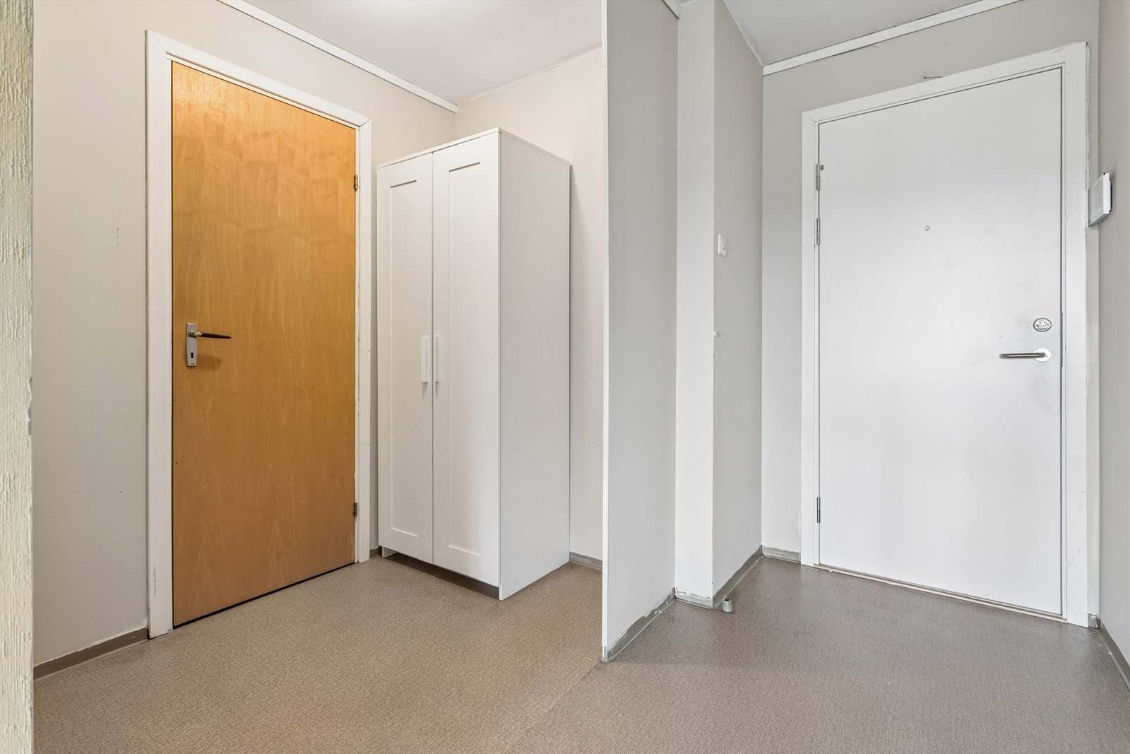 Entréen gir tilgang til alle rom i leiligheten og har god plass til oppbevaring av yttertøy. Intern bod inntil på 2 m². Galleribilde